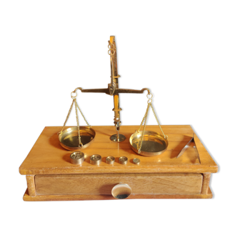 Balance de pharmacien des années 20 avec sa boîte d'origine