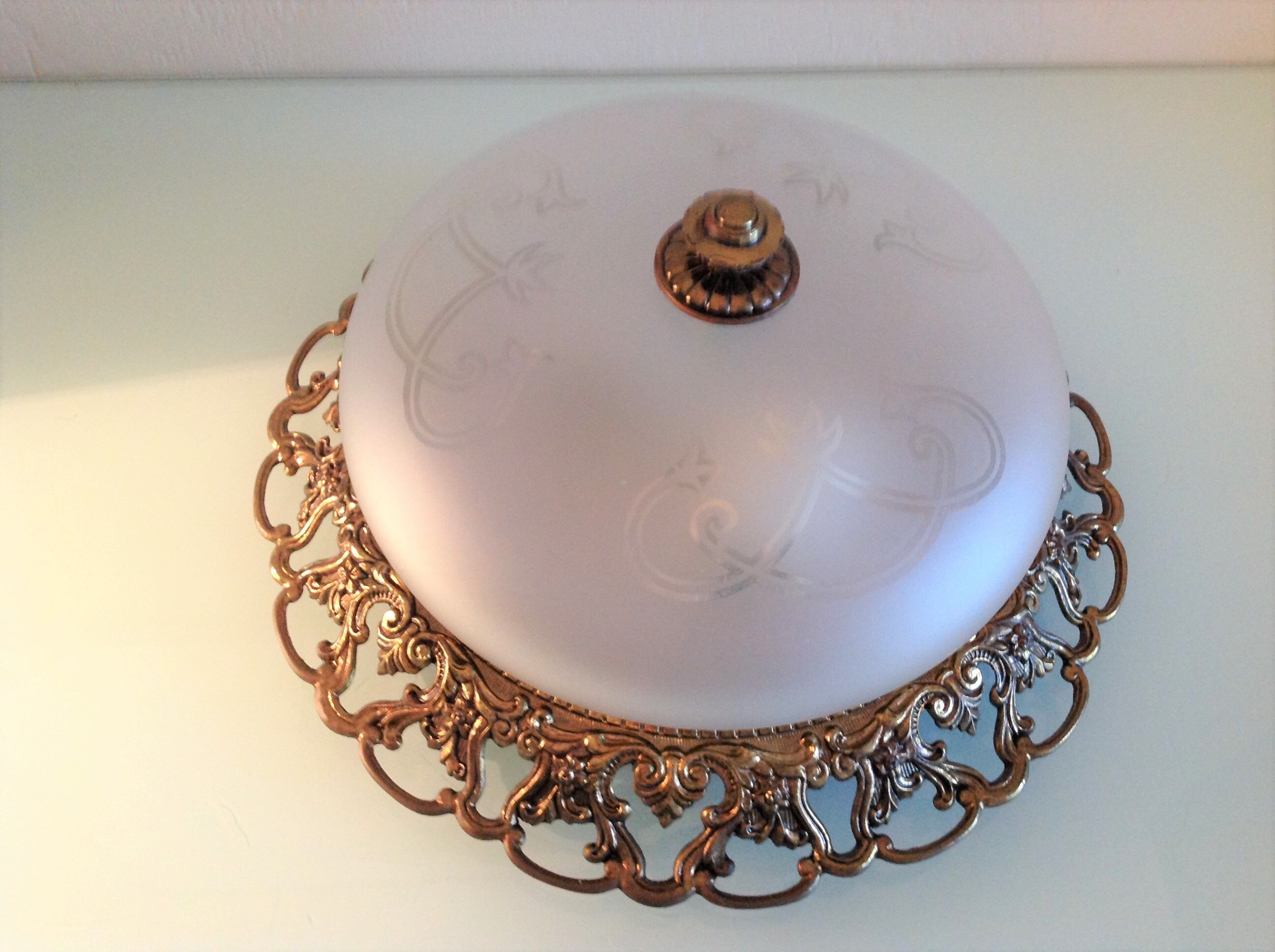 Round ceiling lamp in frosted glass art deco style