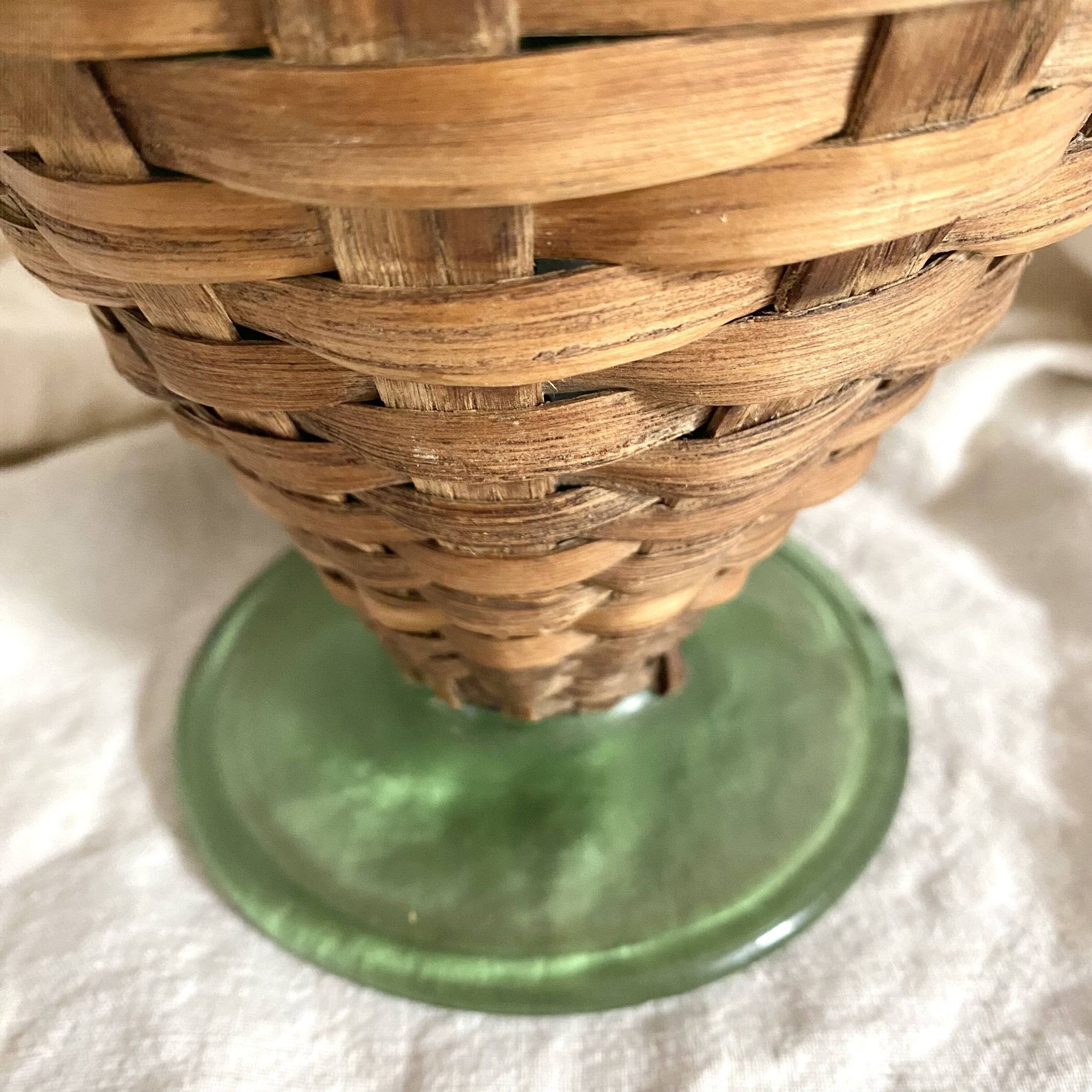 Carafe italienne vintage en verre et osier