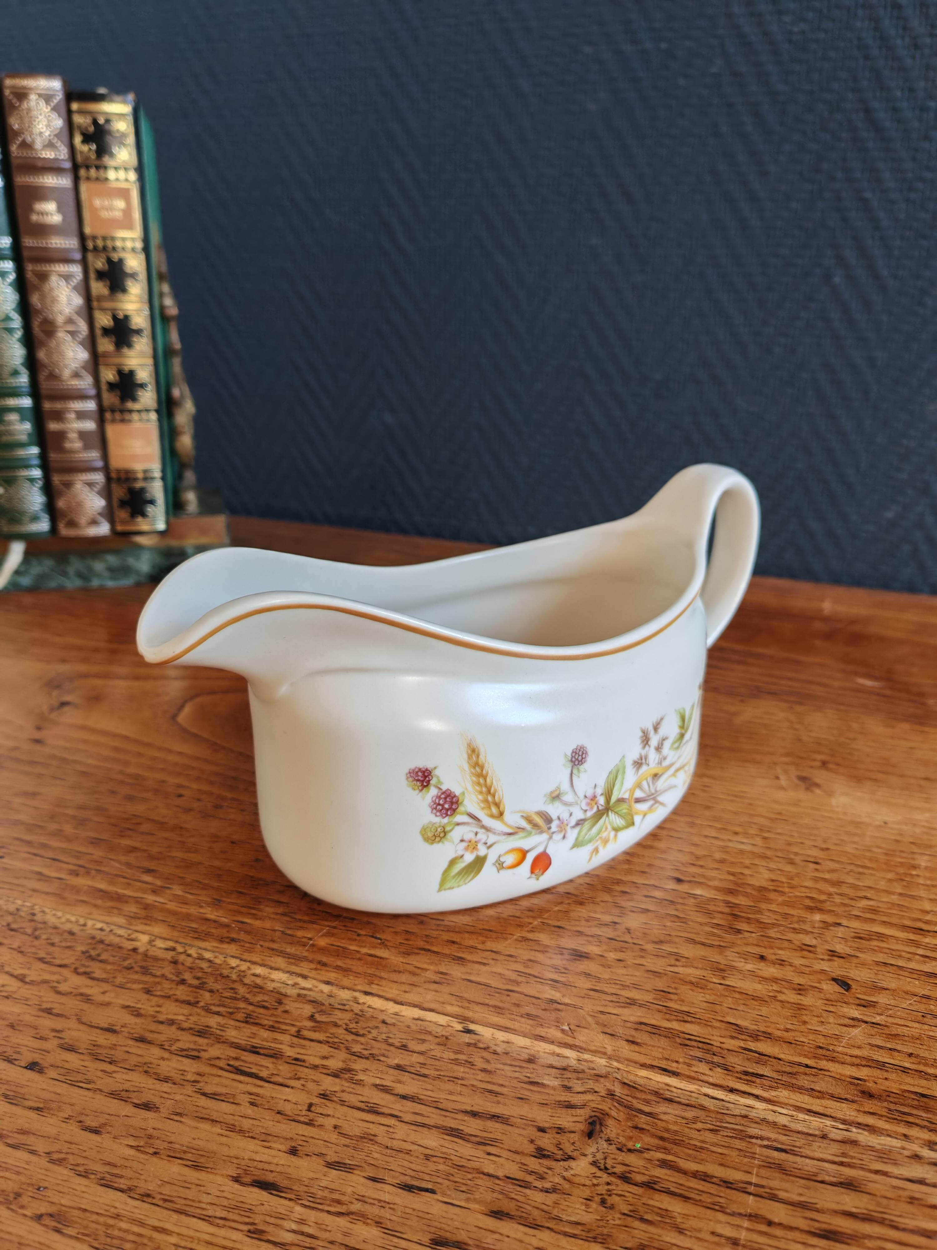 "Harvest 1418" sauceboat in English porcelain