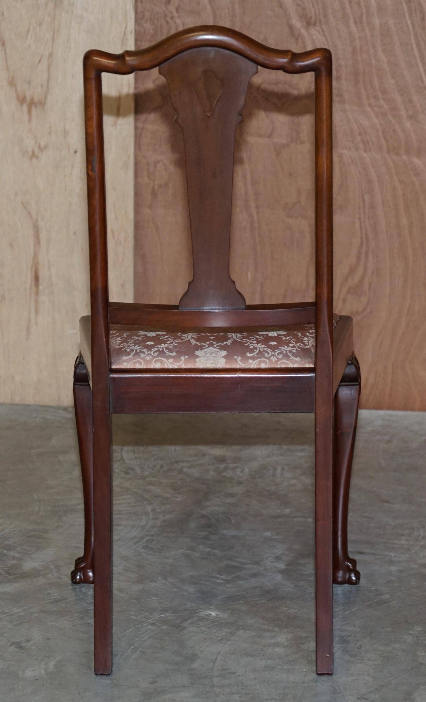 Paire de chaises anglaises anciennes en bois dur avec pieds sculptés en patte de lion