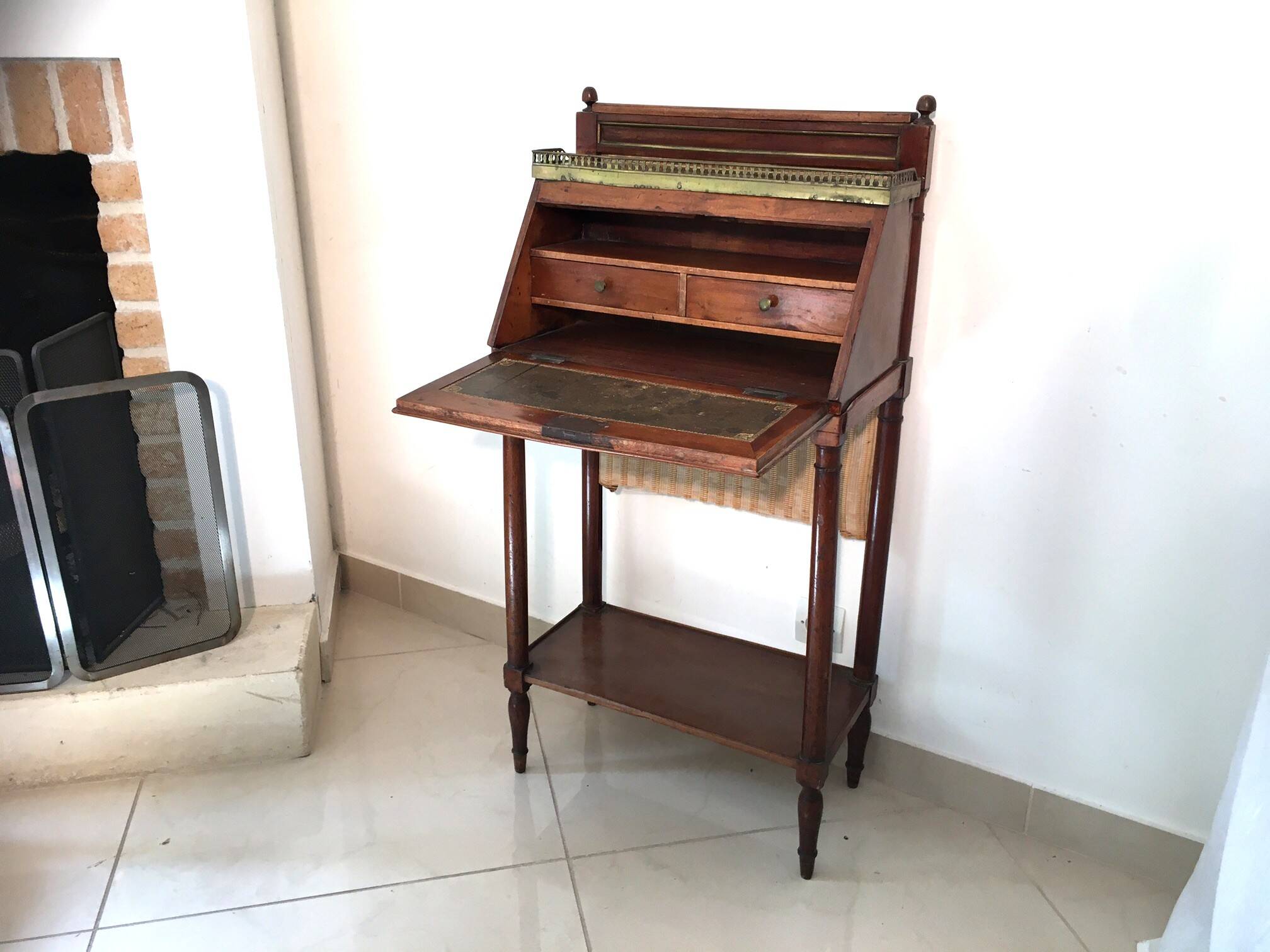 Very small 19th century sloping desk in mahogany and mahogany veneer