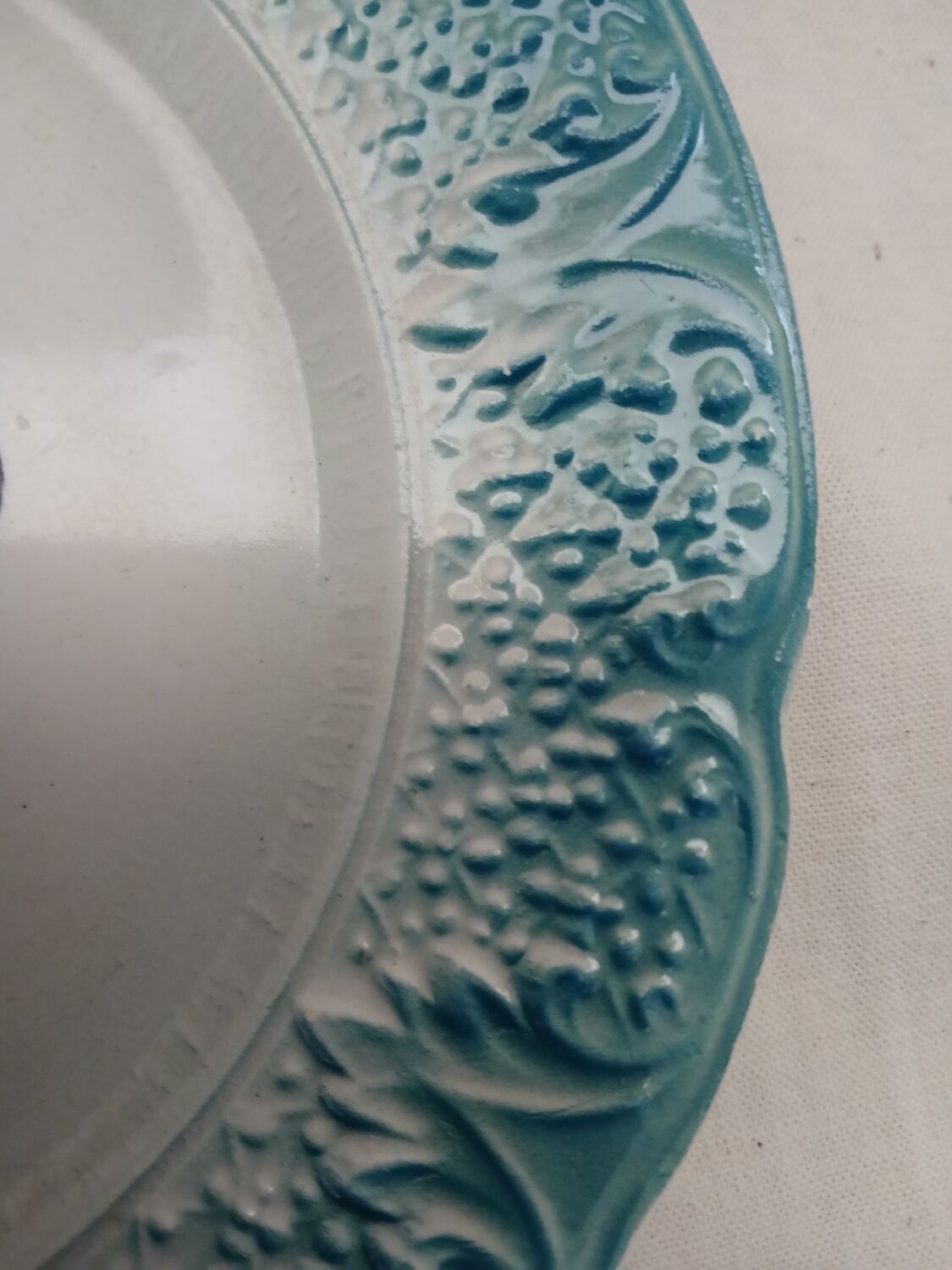 8 assiettes à dessert anciennes en barbotine