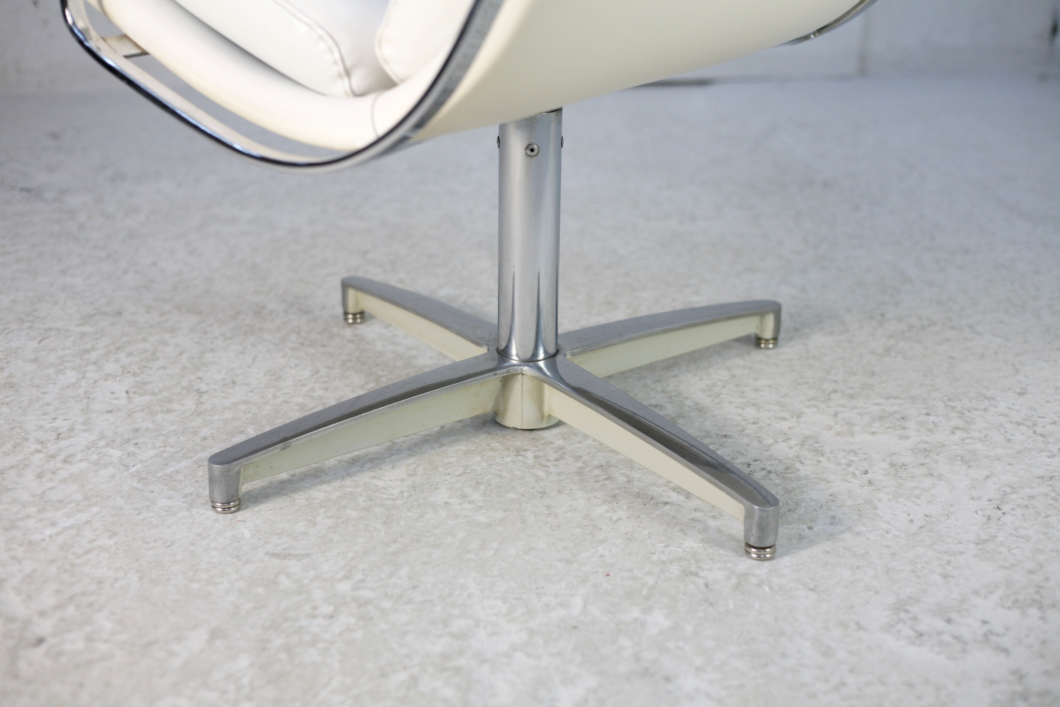 Armchair "Space Age"". Steel and imitation leather. Swivel. France, 70s