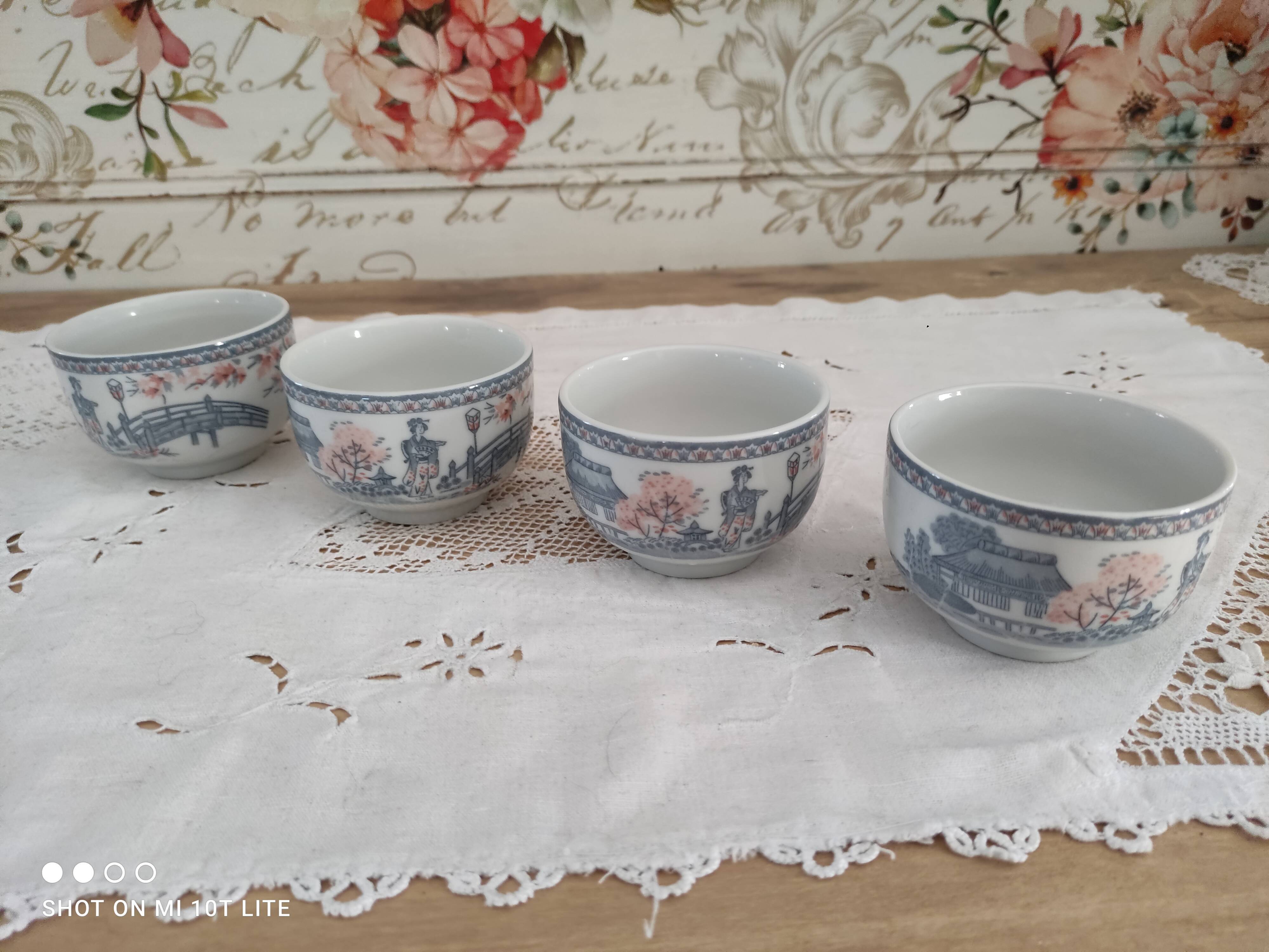 Set of 4 Japanese tea cups without handle pale blue and pink décor