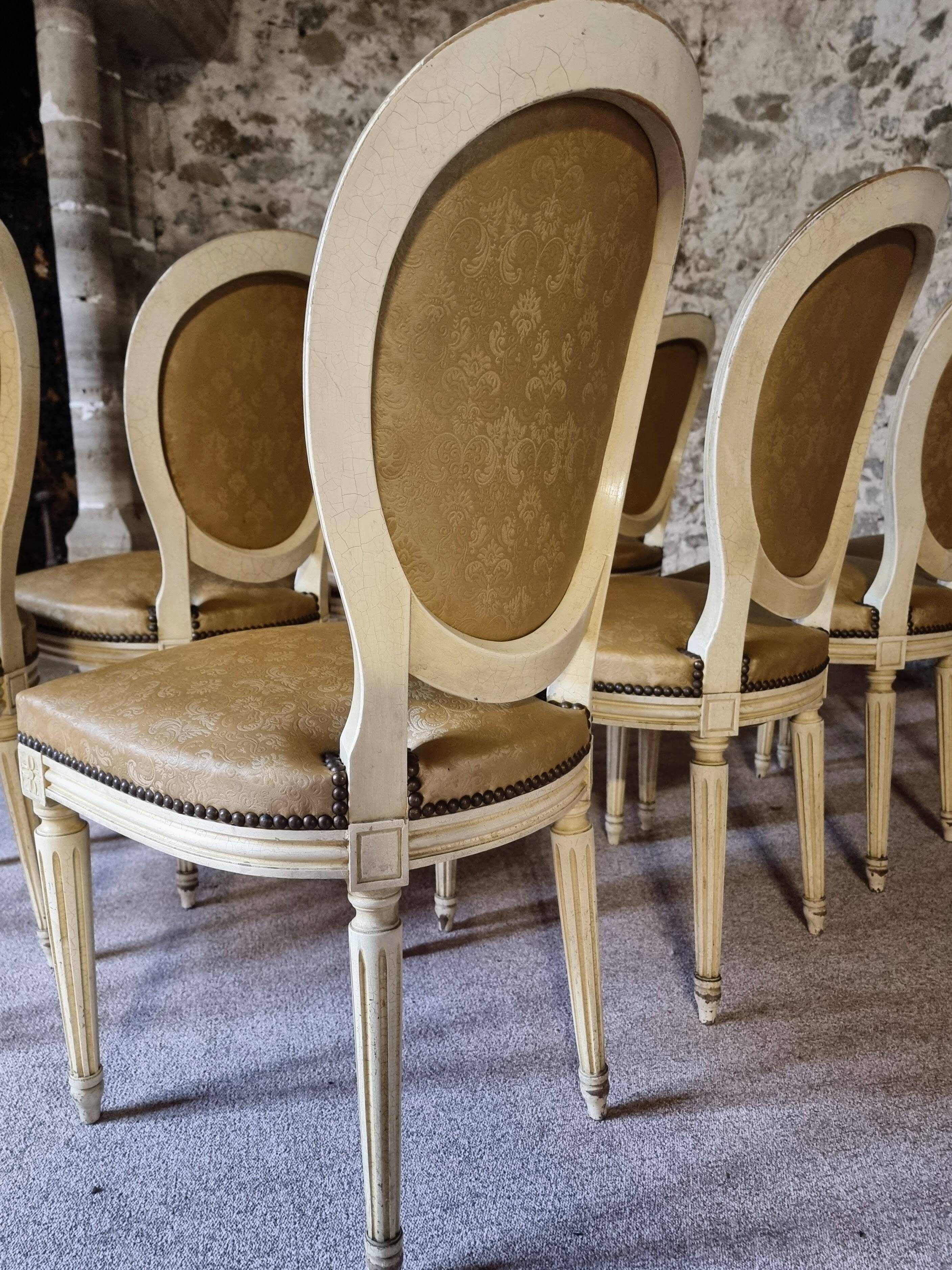 Chaises de salle à manger Louis XVI vintage – Ensemble de 8 chaises françaises sculptées en bois avec revêtement en simili cuir damassé caramel, années 1920/1930