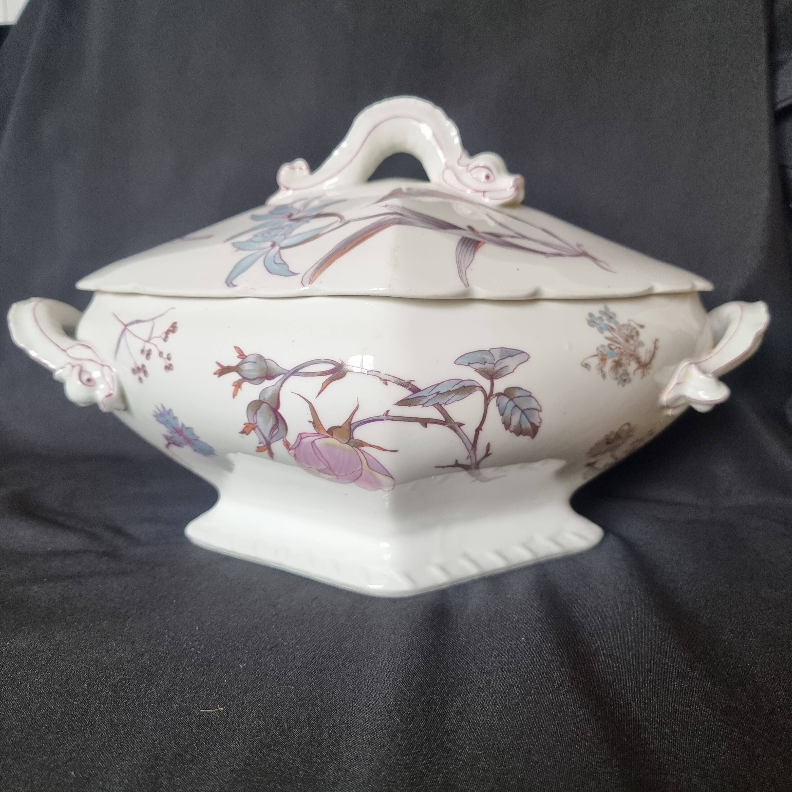 Antique porcelain tureen "Vieux Paris", 19th century, with shaped handles