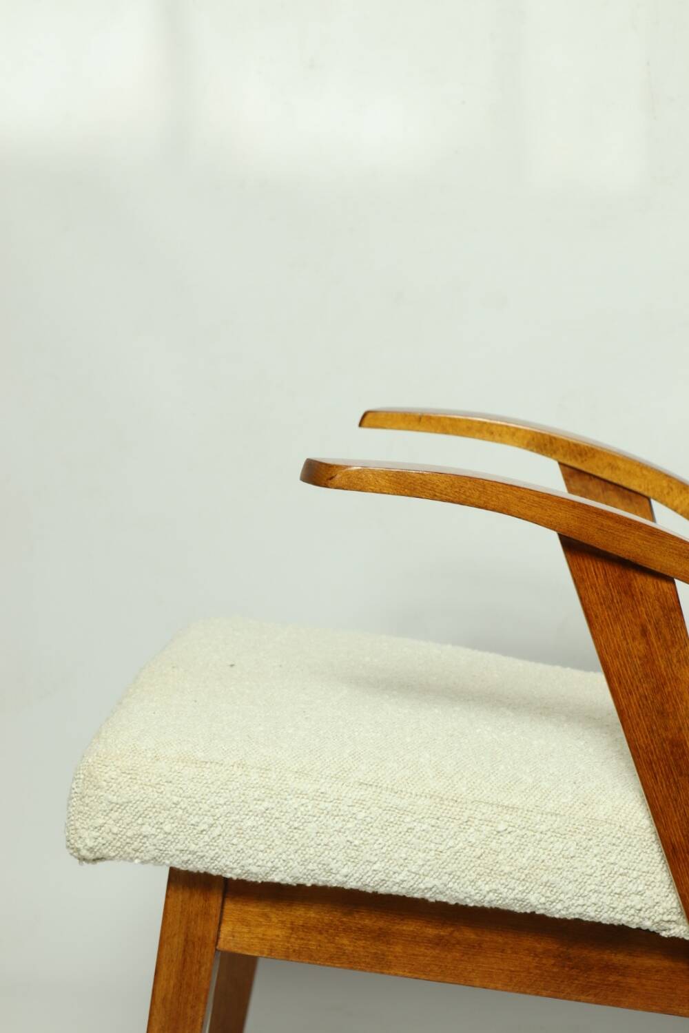 Fauteuil vintage blanc perle bouclé bois naturel 1970 restauré design scandinave