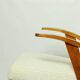 Fauteuil vintage blanc perle bouclé bois naturel 1970 restauré design scandinave