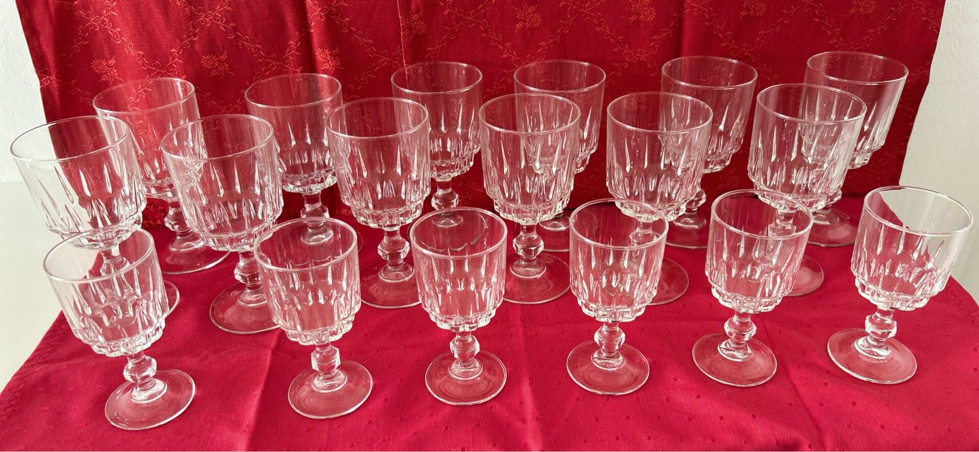 Superb set of 18 Cristal d’Arques glasses – 12 wine glasses + 6 tumblers