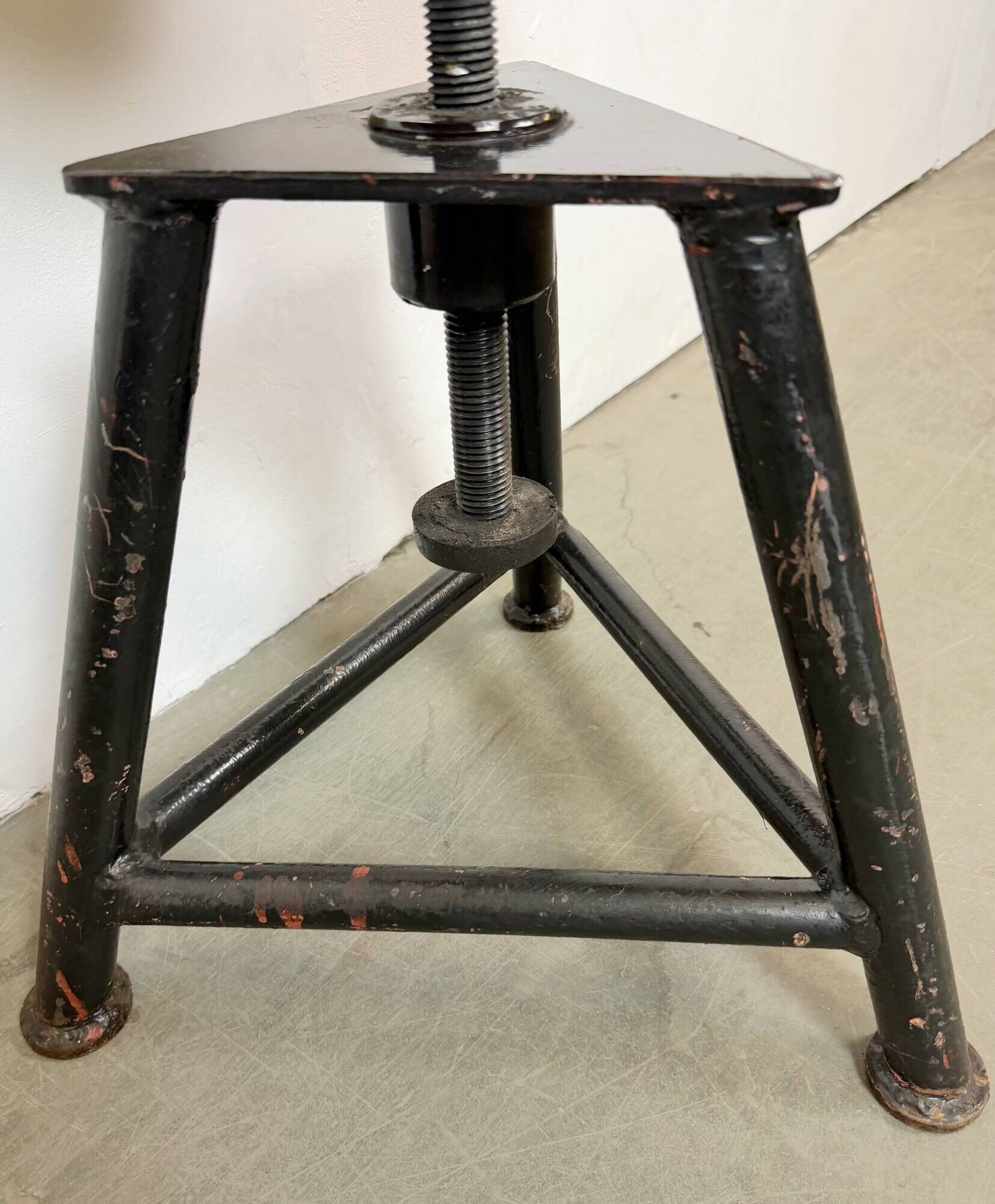 Tabouret pivotant industriel noir, années 1960