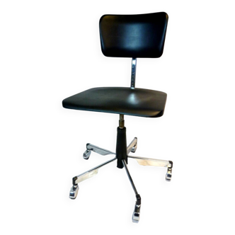 Workshop chair with wooden seat and back