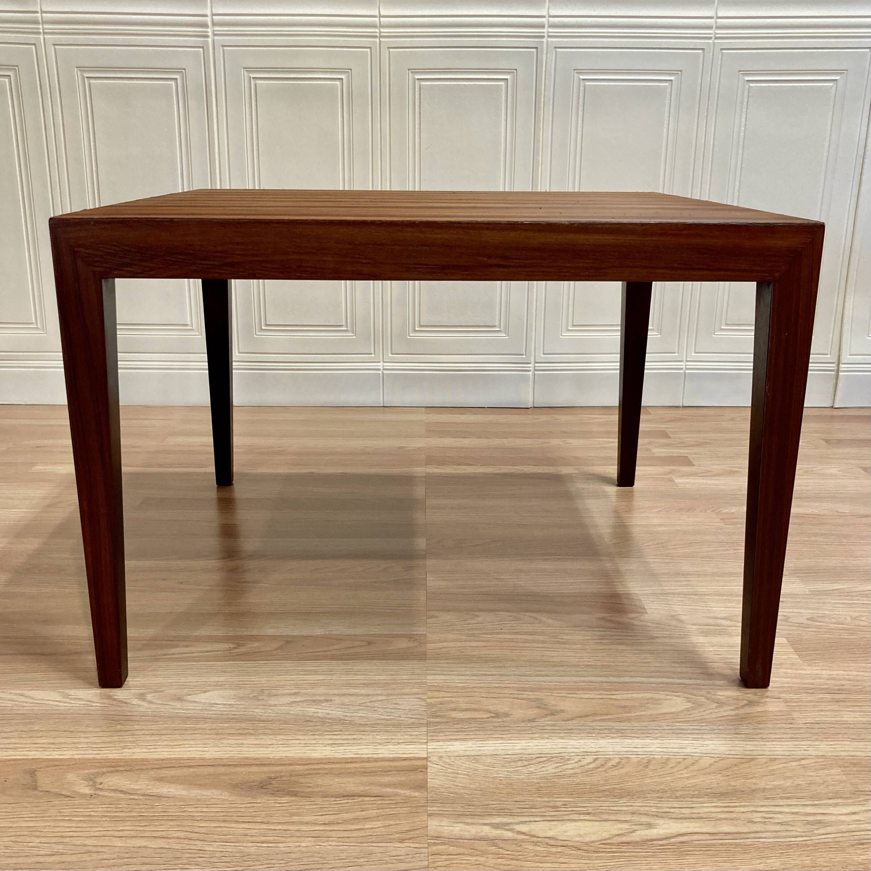 TABLE BASSE DESIGN ET ESTAMPILLE SCANDINAVE "1950".