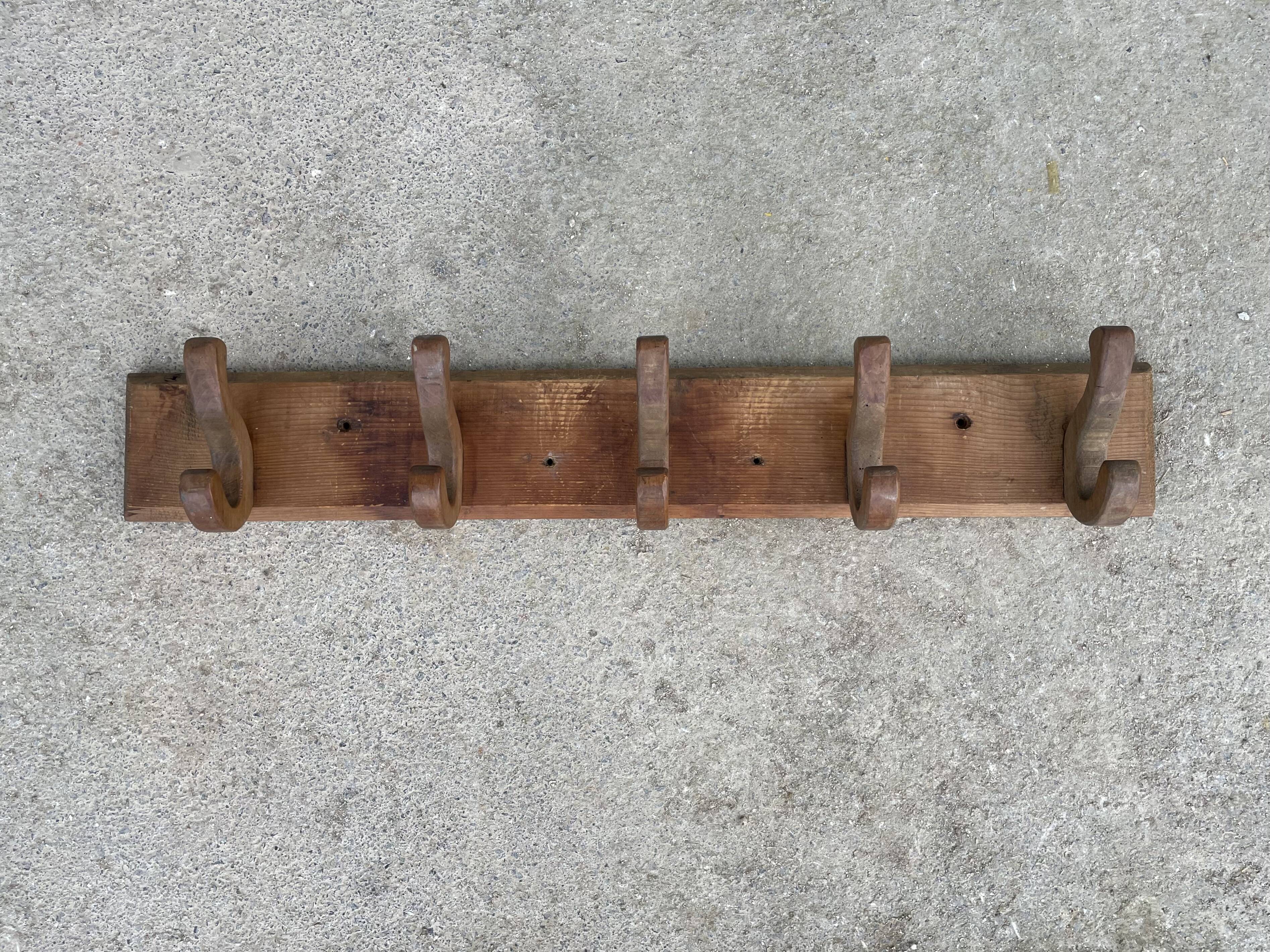 Wooden wall-mounted coat rack with 5 hooks