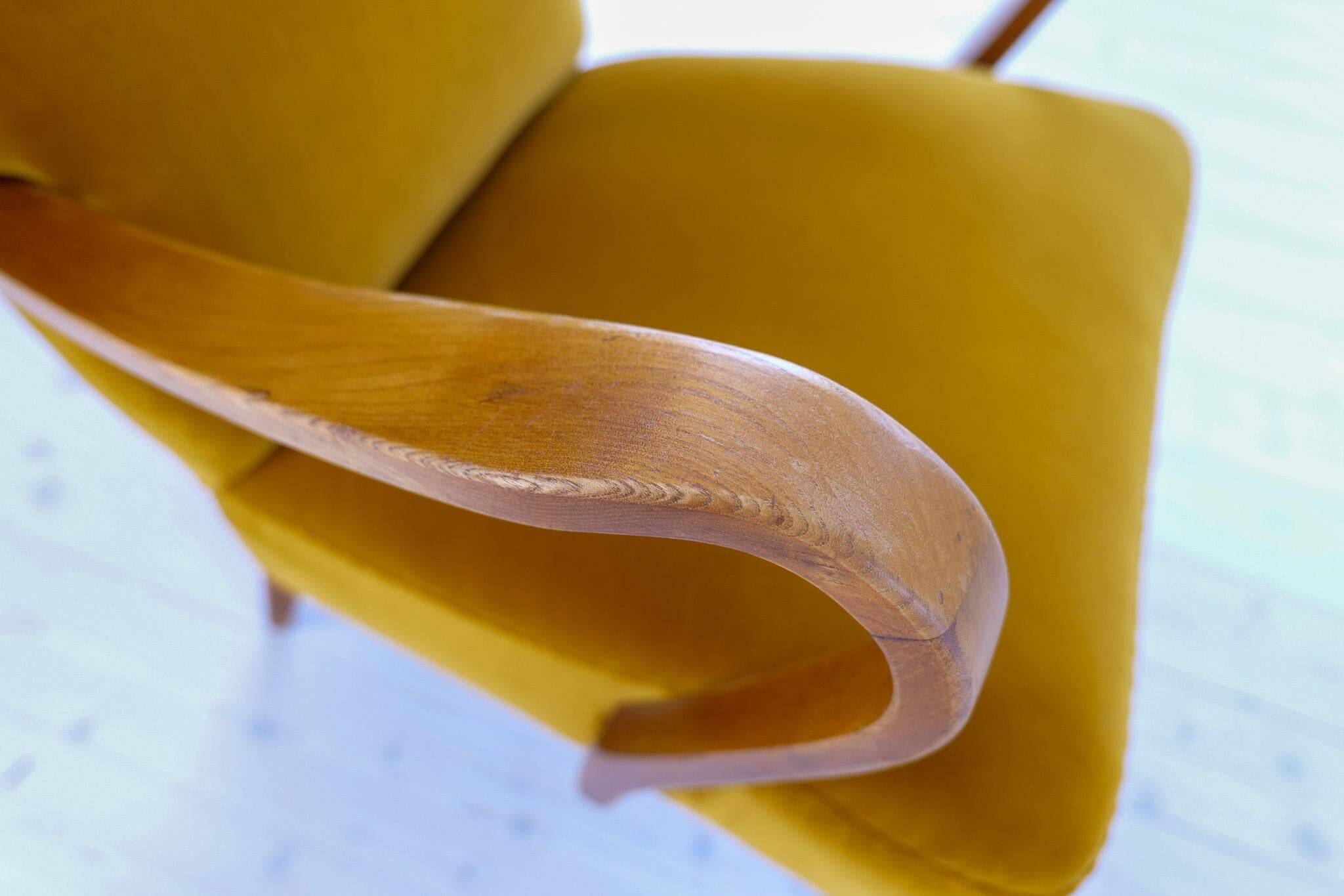 Modern Scandinavian Art Deco lounge chairs in velvet from the 1940s.