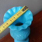 Petit vase en opaline bleue