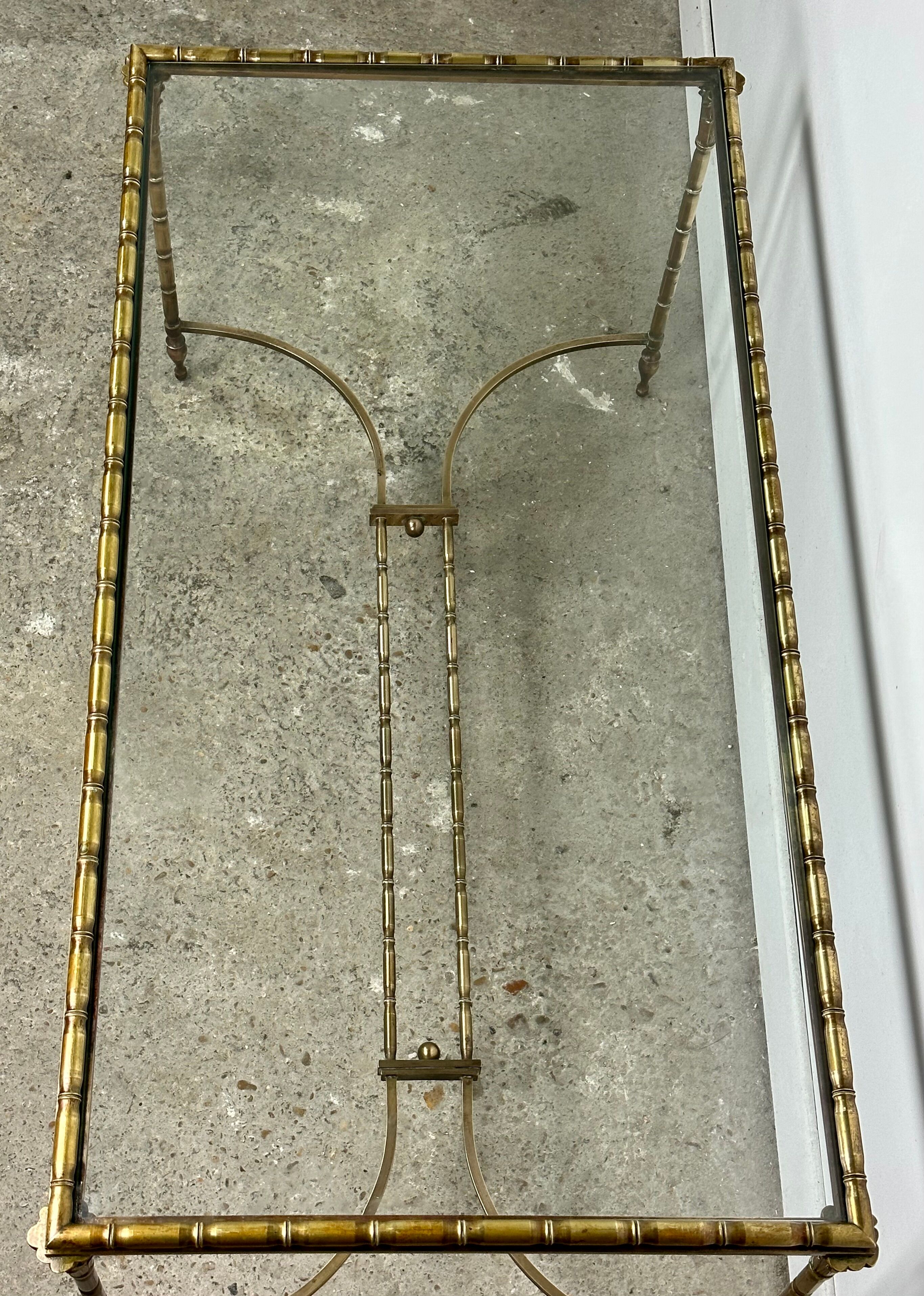 Table basse en bronze doré 1960