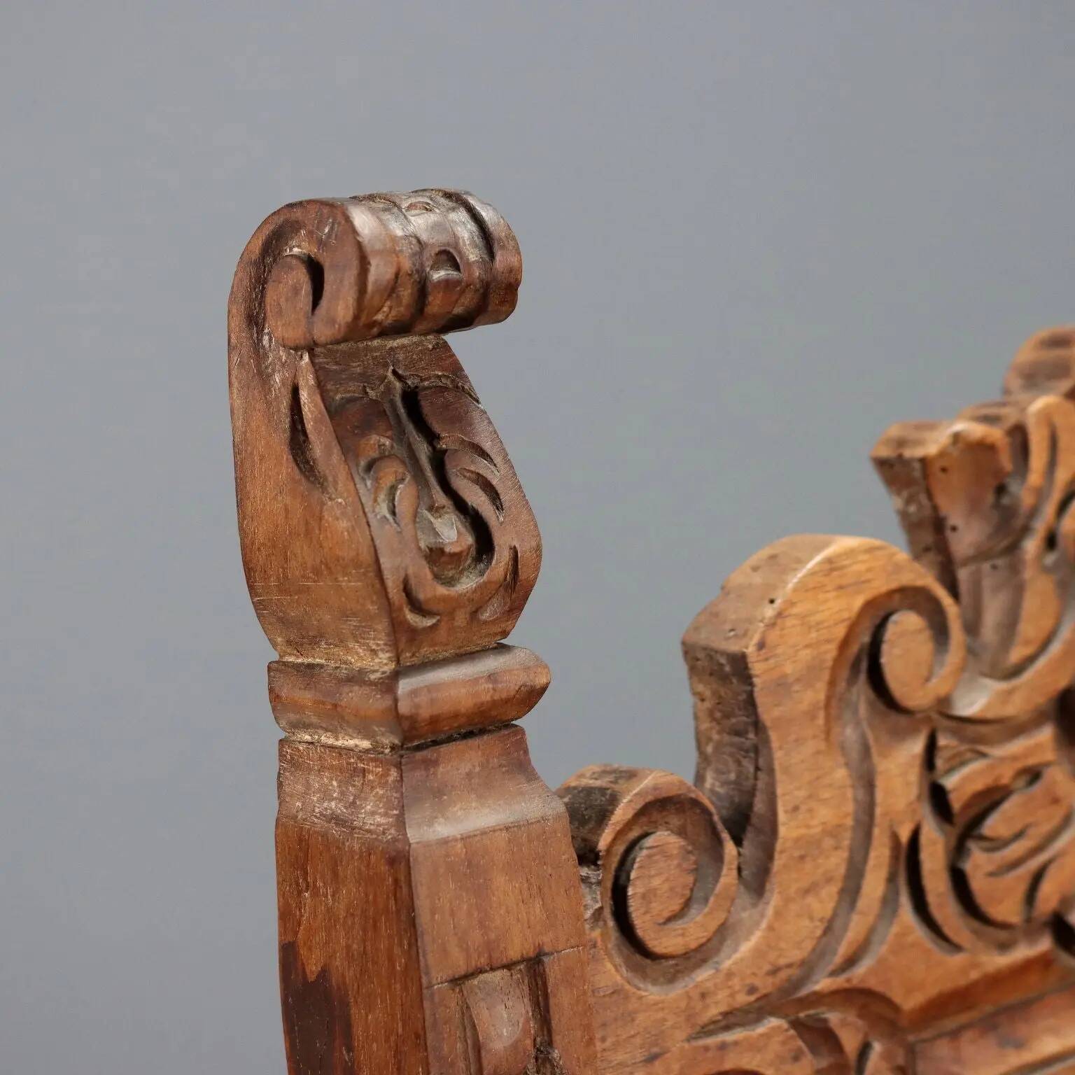 Chaise baroque ancienne en noyer sculpté, XVIIe siècle