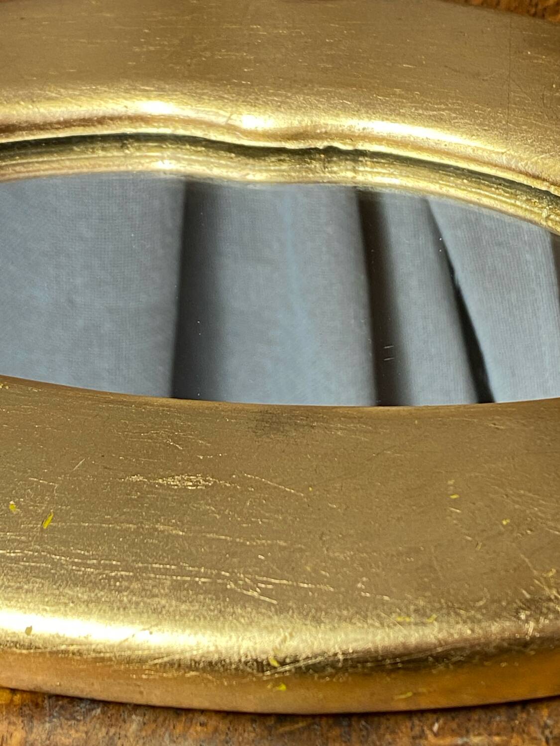 “Lips” mirror in plaster gilded with gold leaf