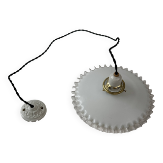Suspension ancienne dentelee en opaline vintage 25,5 cm
