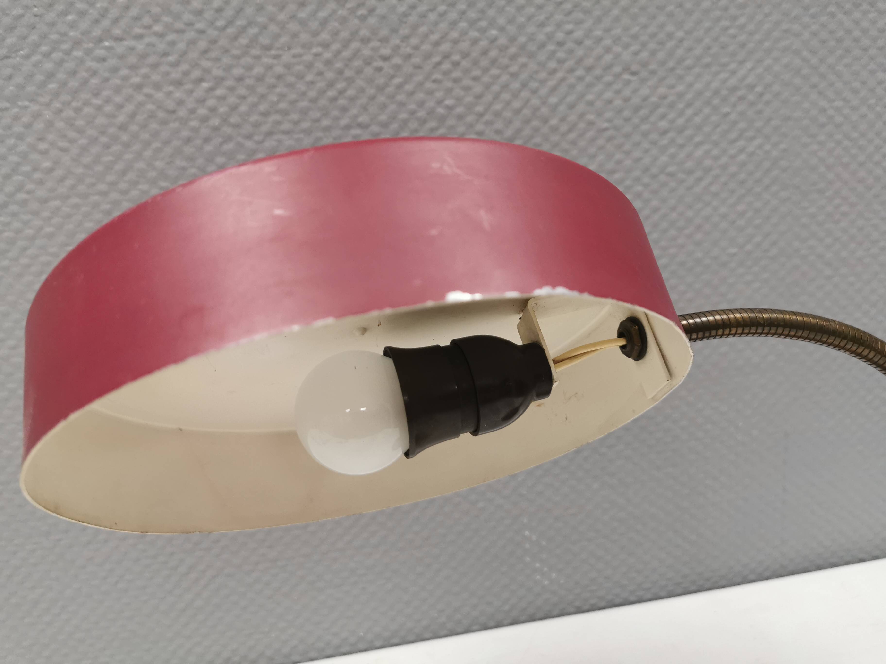 Table lamp in aubergine coloured metal, brass bend and teak wood 1960-70s