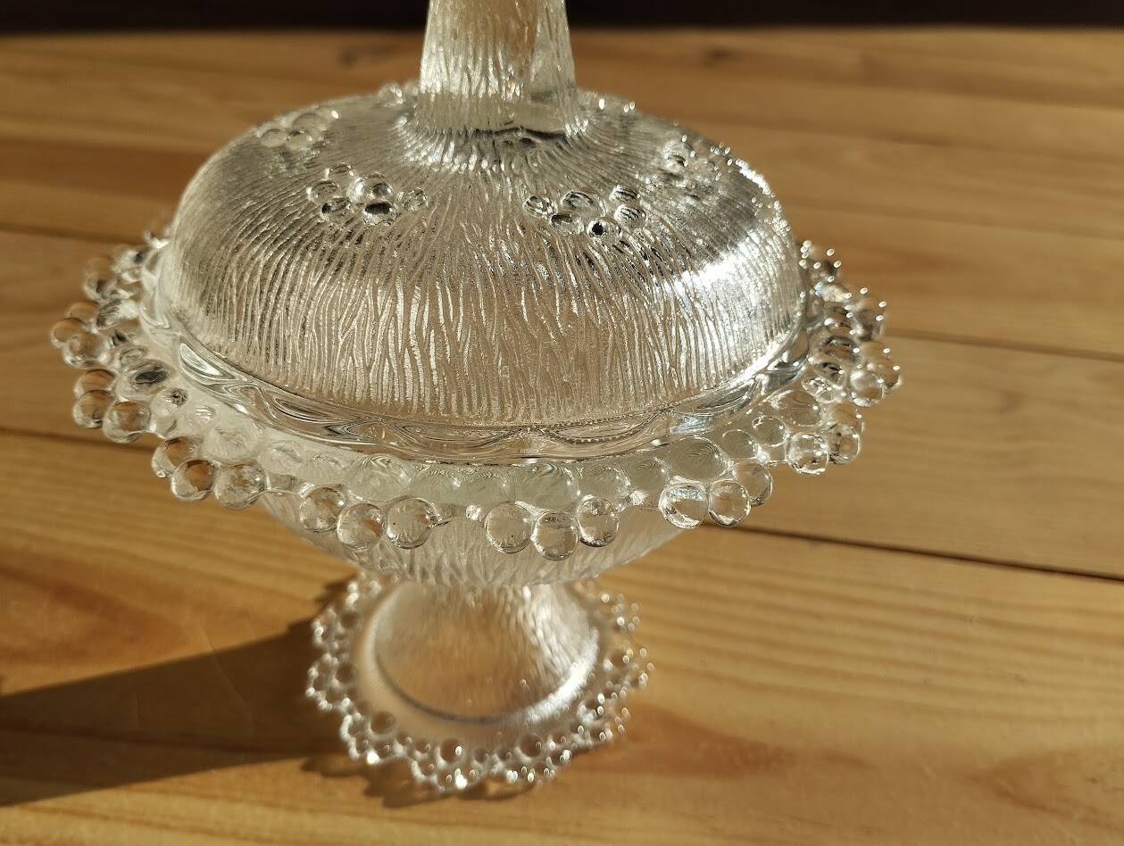 Bonbonnière sur pied en verre moulé – Décor texturé vintage