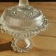 Bonbonnière sur pied en verre moulé – Décor texturé vintage