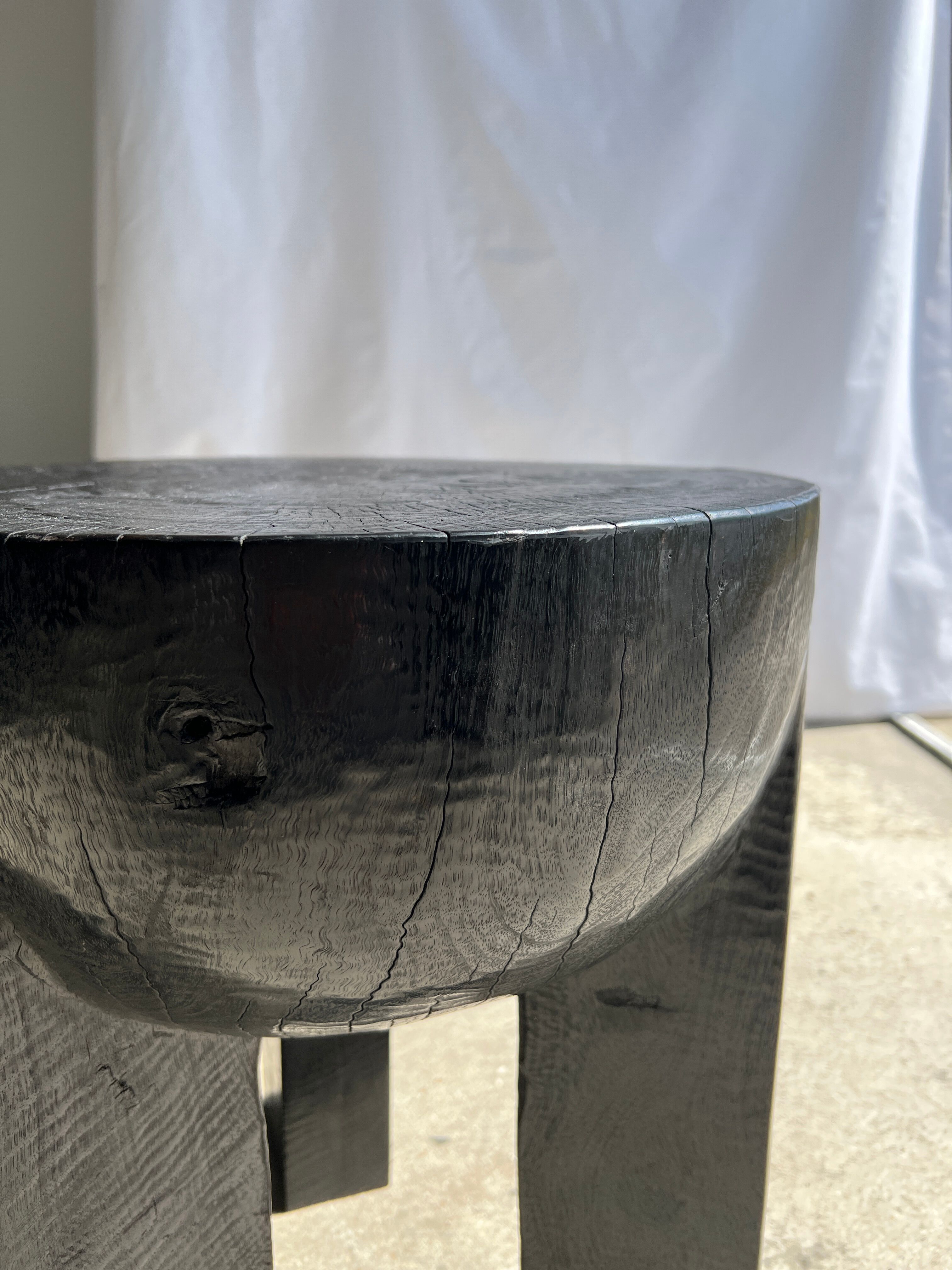 Black mango wood tripod side table with a semi-spherical top, height: 45 cm, diameter: 44 cm.