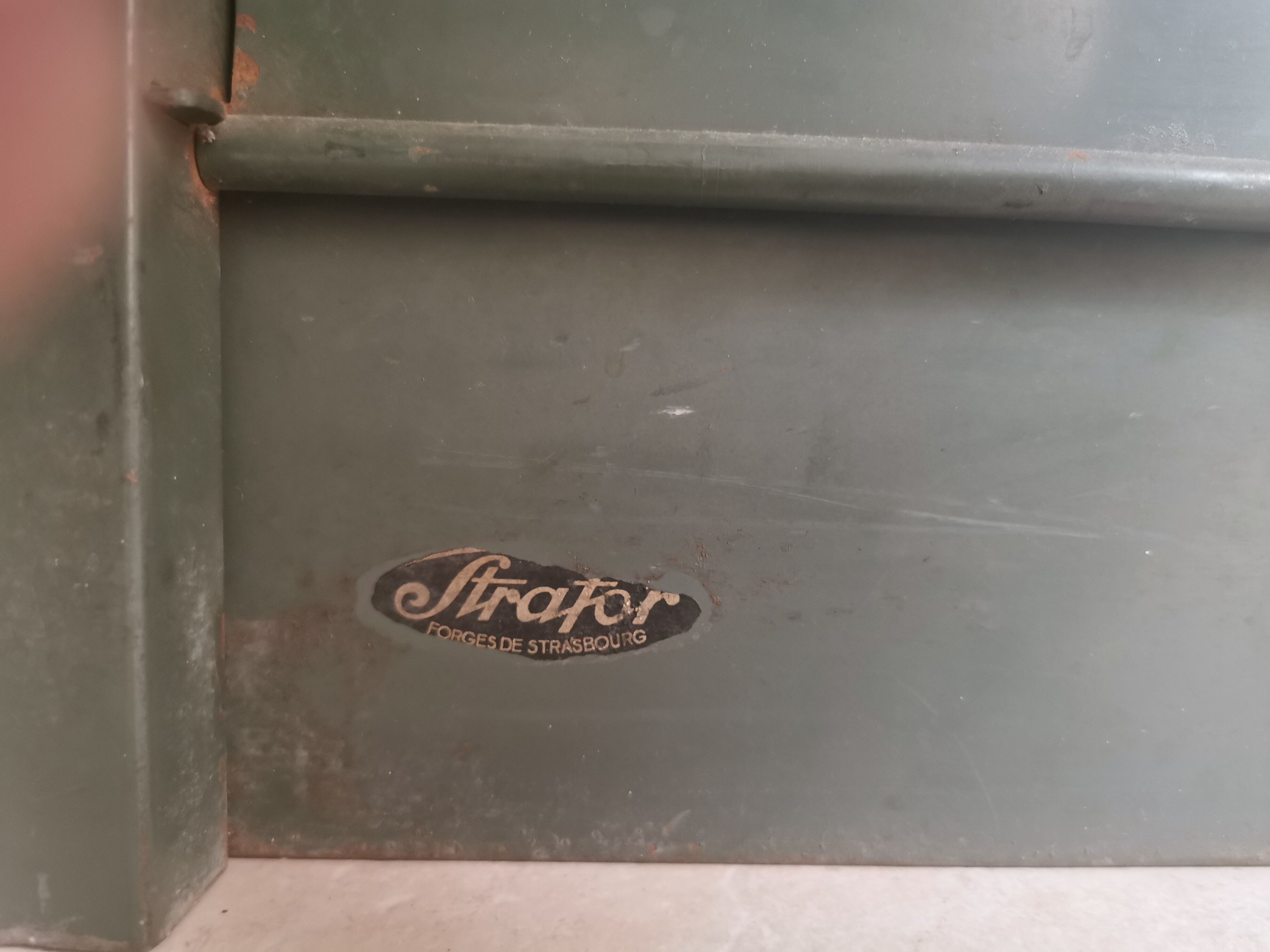 Metal cabinet with strafor valves