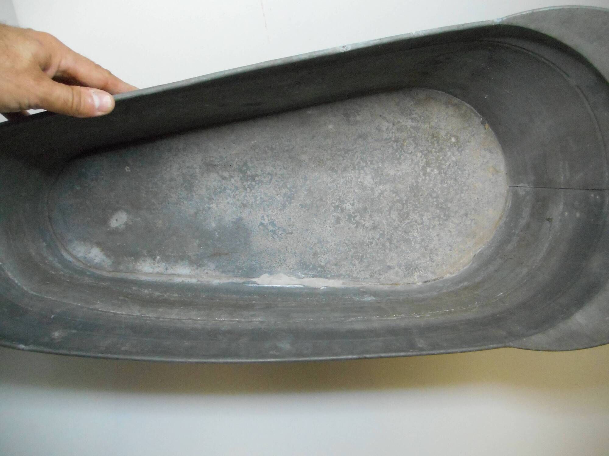 Zinc bathtub