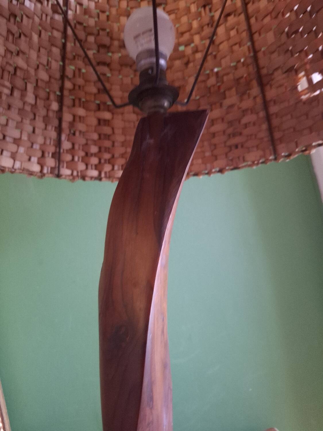 Lampe brutaliste , bois d'olivier