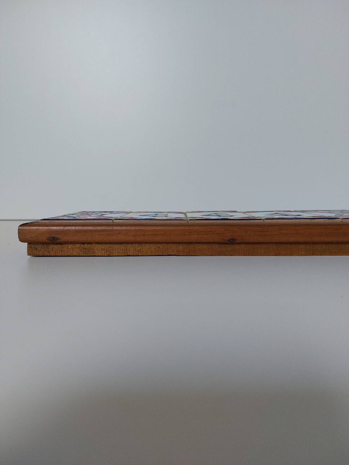 Enamelled ceramic number plate