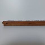 Enamelled ceramic number plate