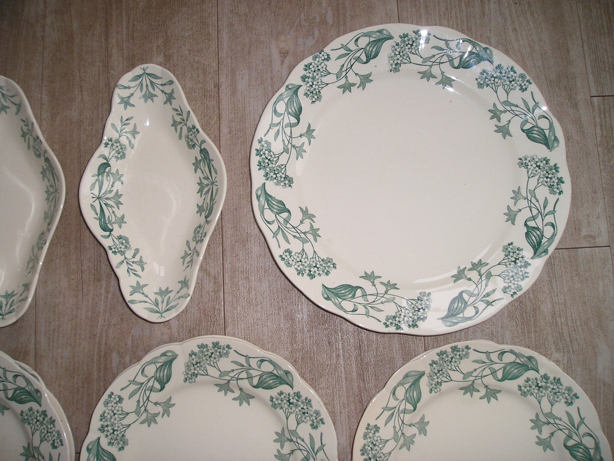 Longchamp's fee-making table service, 18-piece Lilas 1900 model