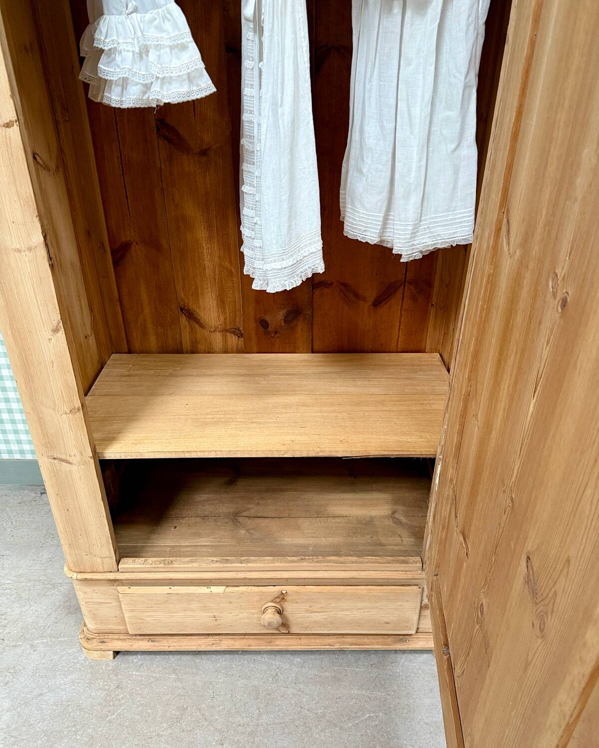 English bonnet maker with wardrobe (renovated)