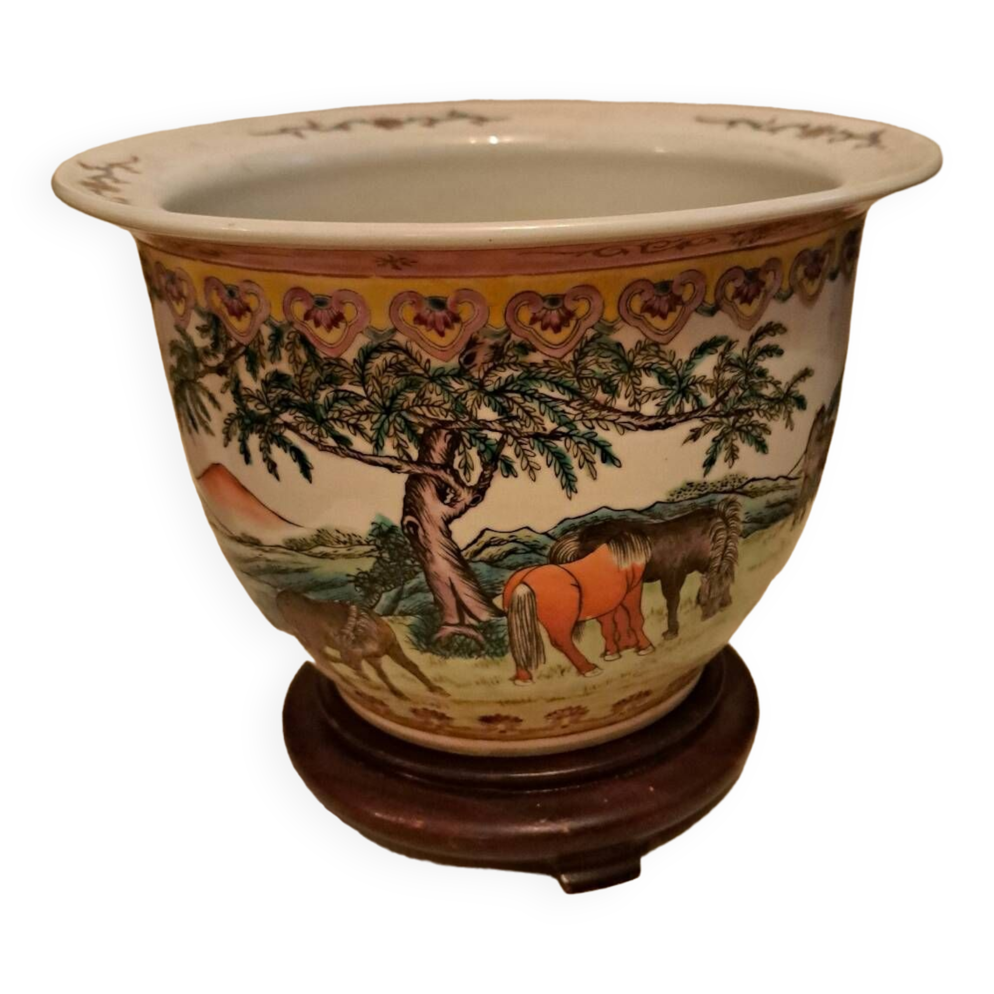 Hidden Chinese porcelain pot. Rose Family.