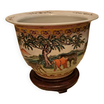 Hidden Chinese porcelain pot. Rose Family.