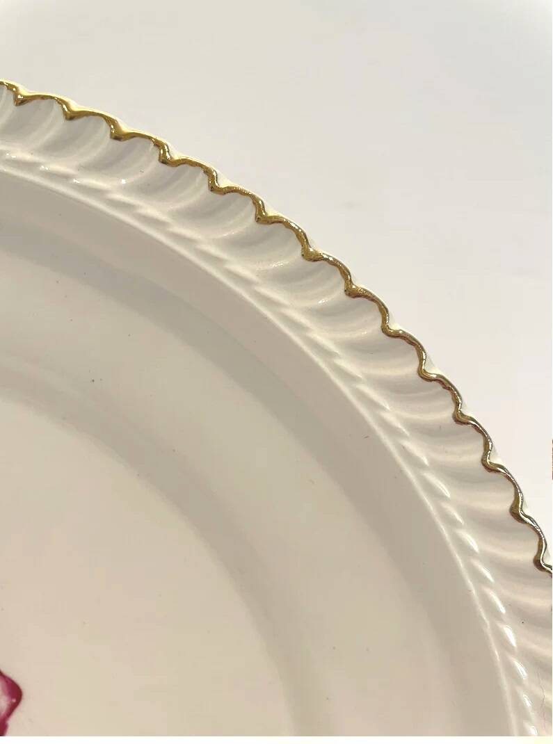 Decorative plate Harker with a red rose in the centre and a 22-carat gold border.