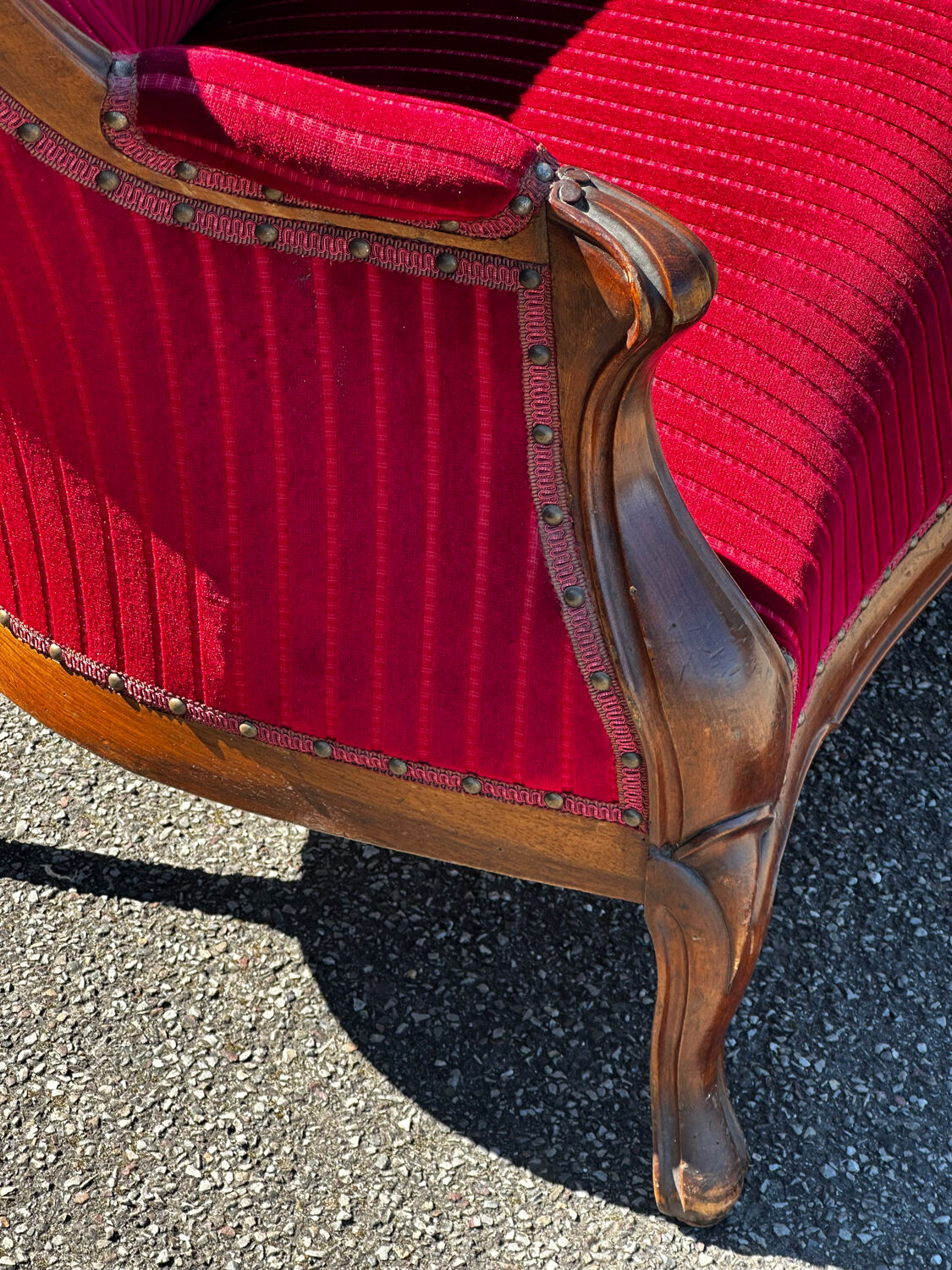 Louis XV style canapé in moulded wood – red velvet fabric – 19th century