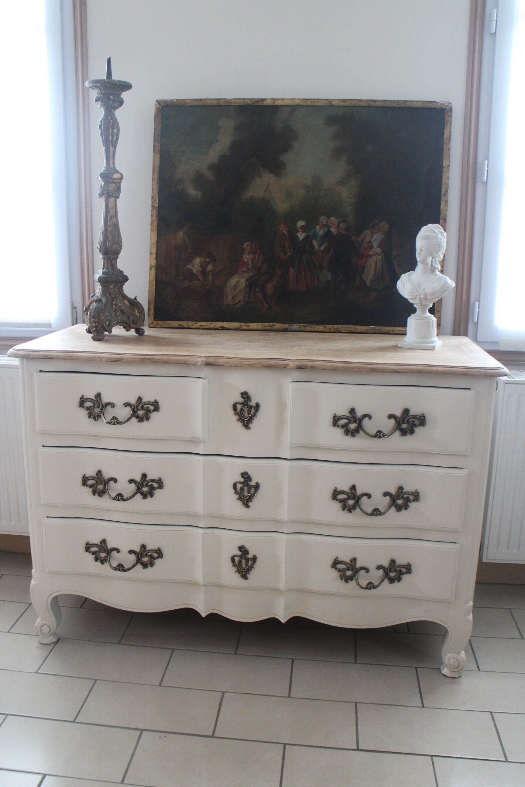 Chest of drawers crossbow