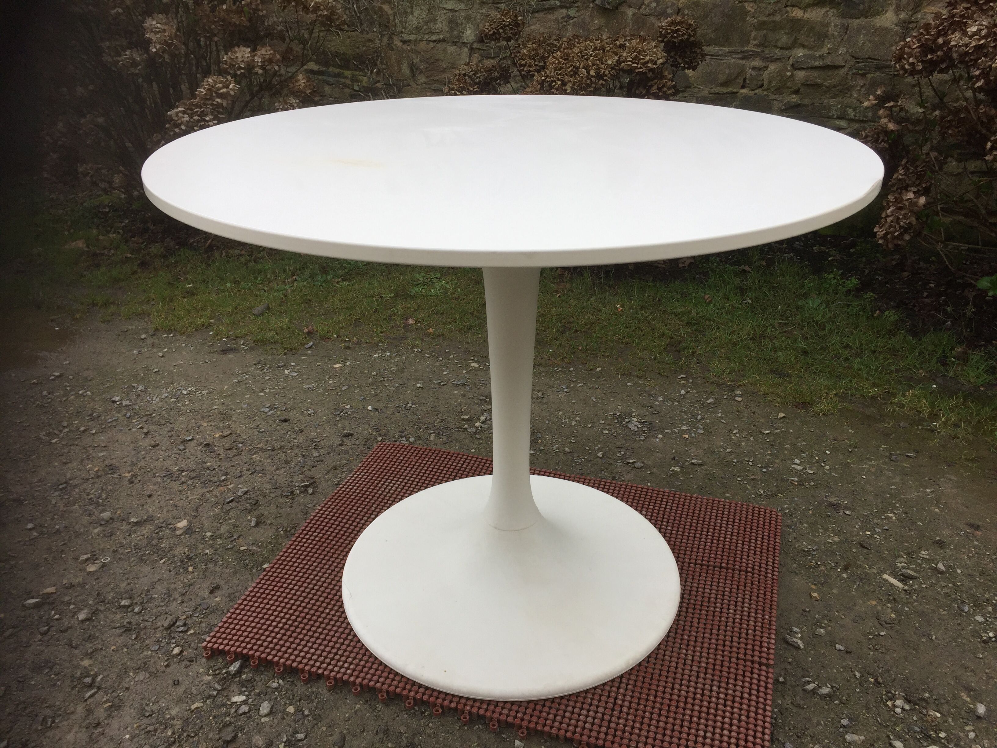 Vintage tulip base table in white pvc