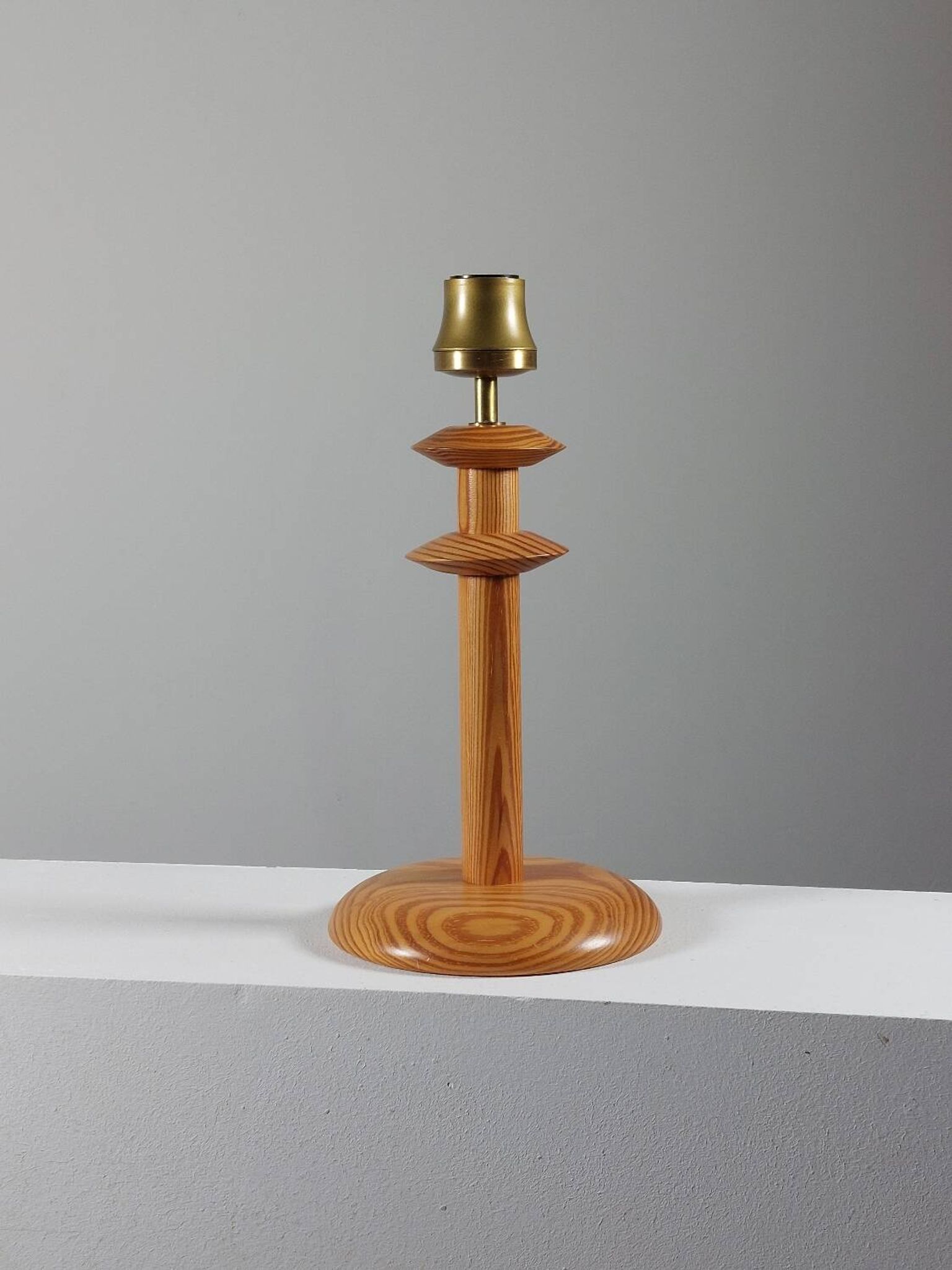 Lampe de table en bois de pin postmoderne vintage des années 80