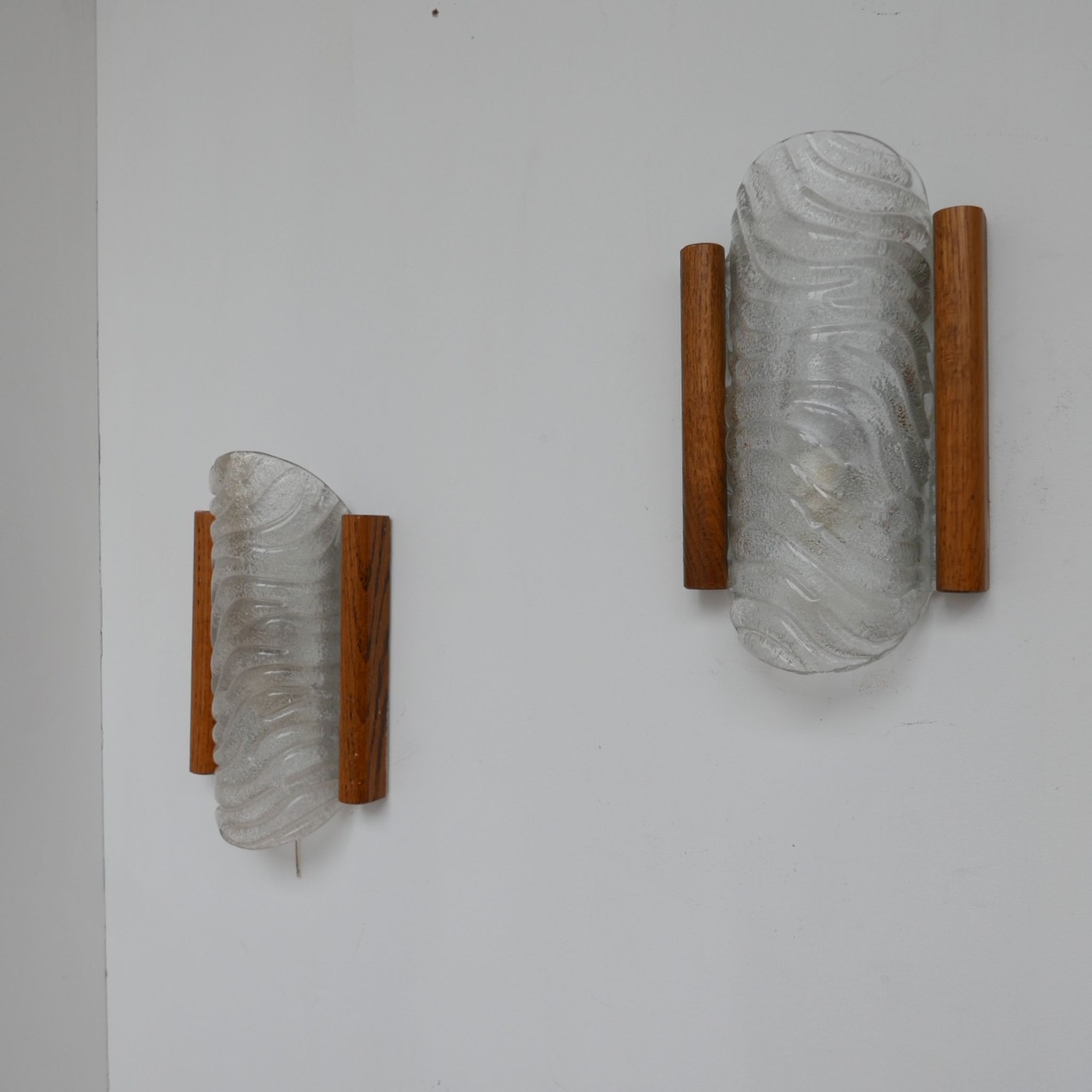 Applique murale en verre et chêne du milieu du siècle