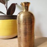 Vase en laiton strié d'anneaux