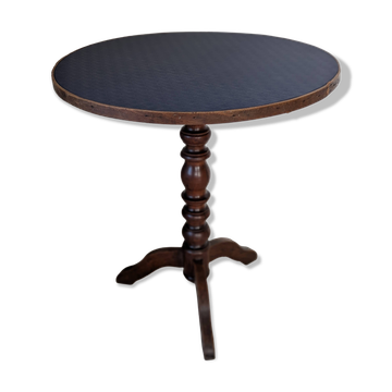 Round table, turned oak leg