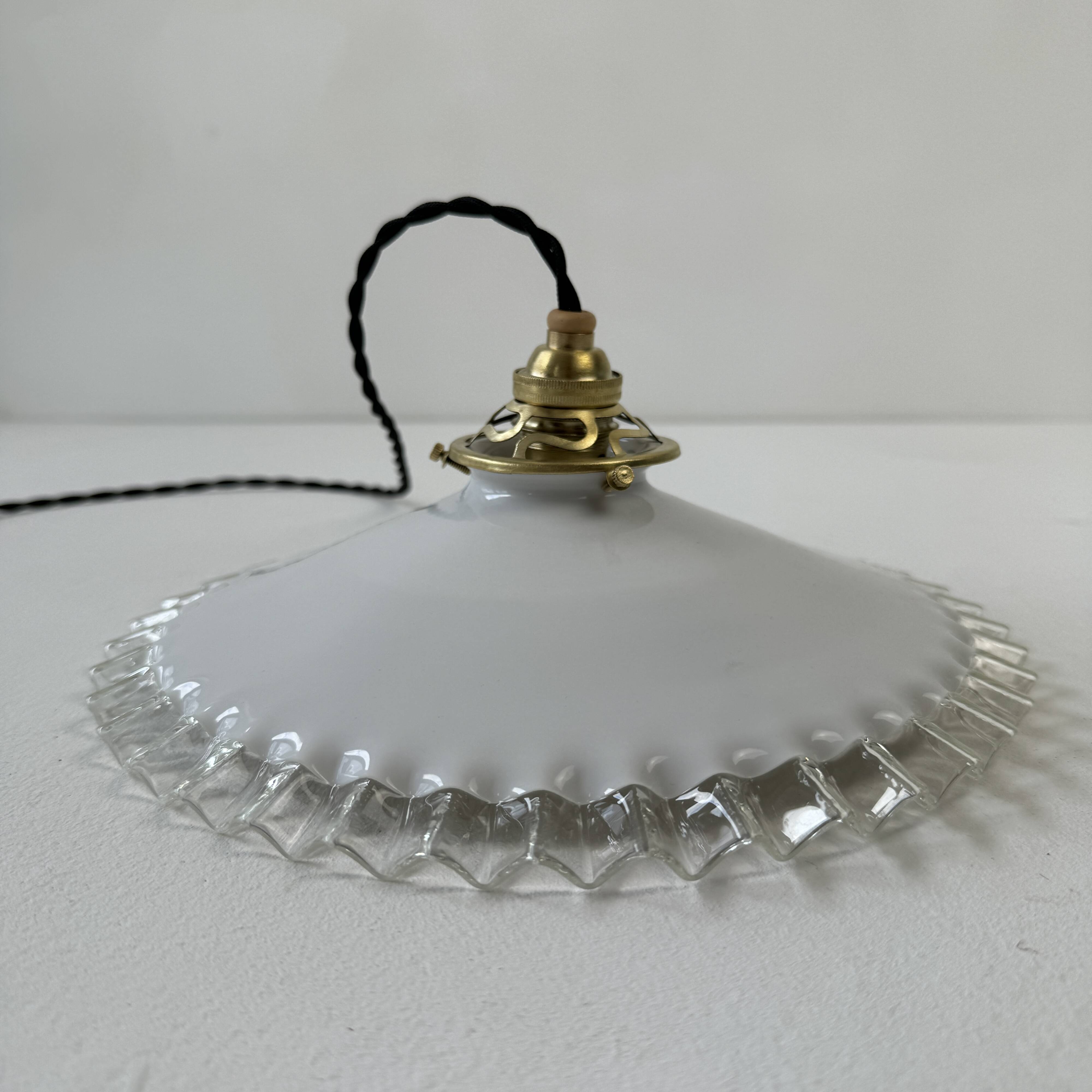 Vintage 25 cm opaline notched suspension