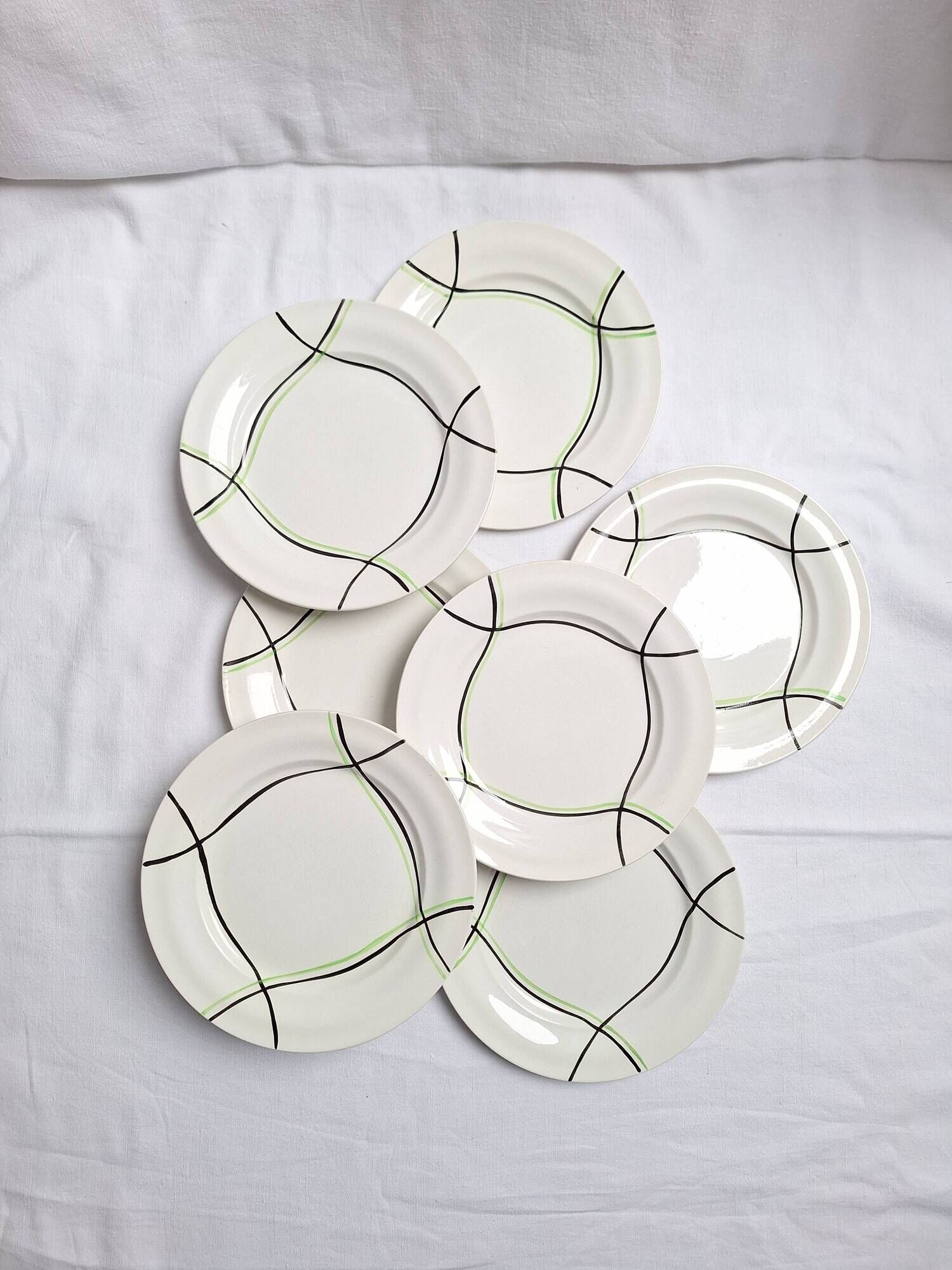 Flat plates St Amand model Bayonne white, green and black.