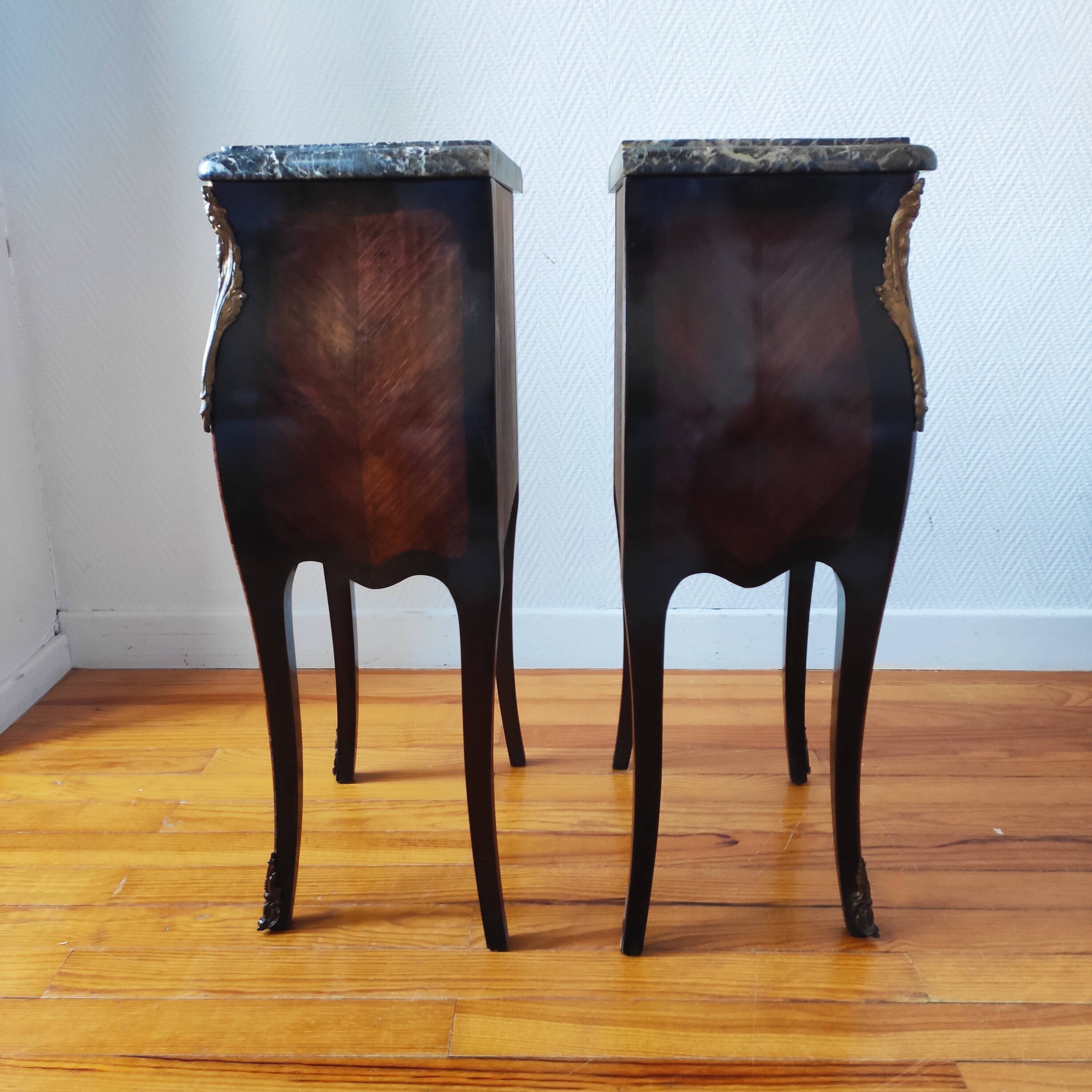 Paire de tables de chevet style Louis marbre noir