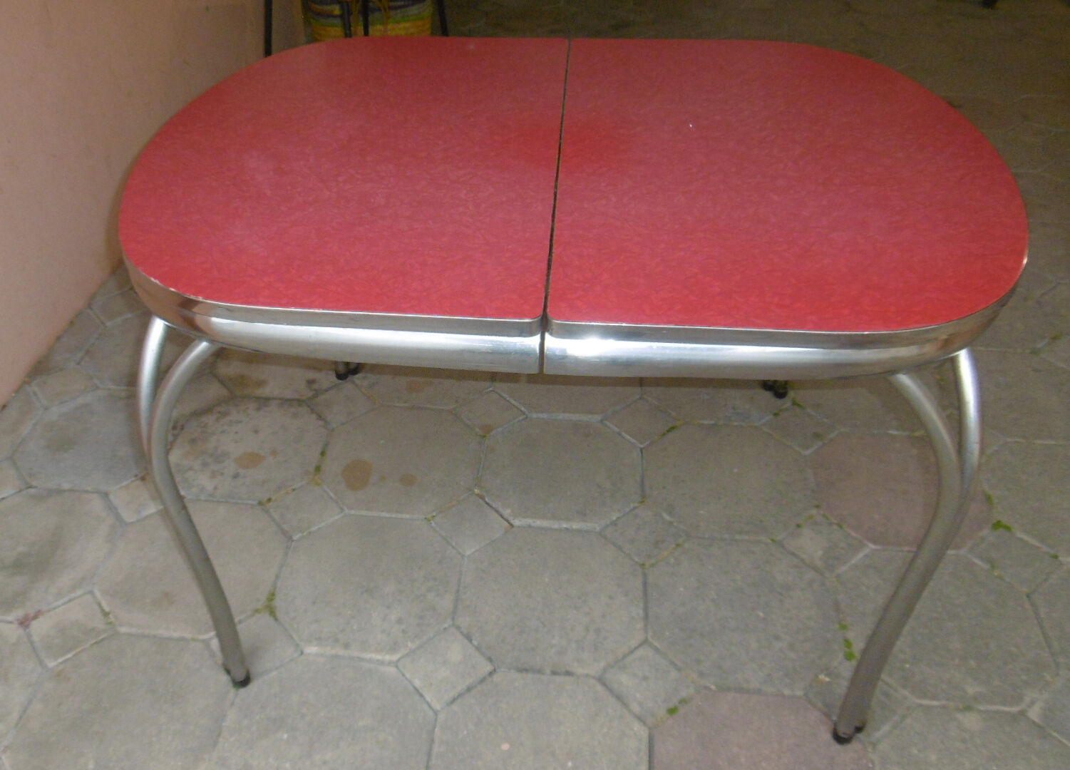 Vintage table of the 60s in red formica and chrome legs