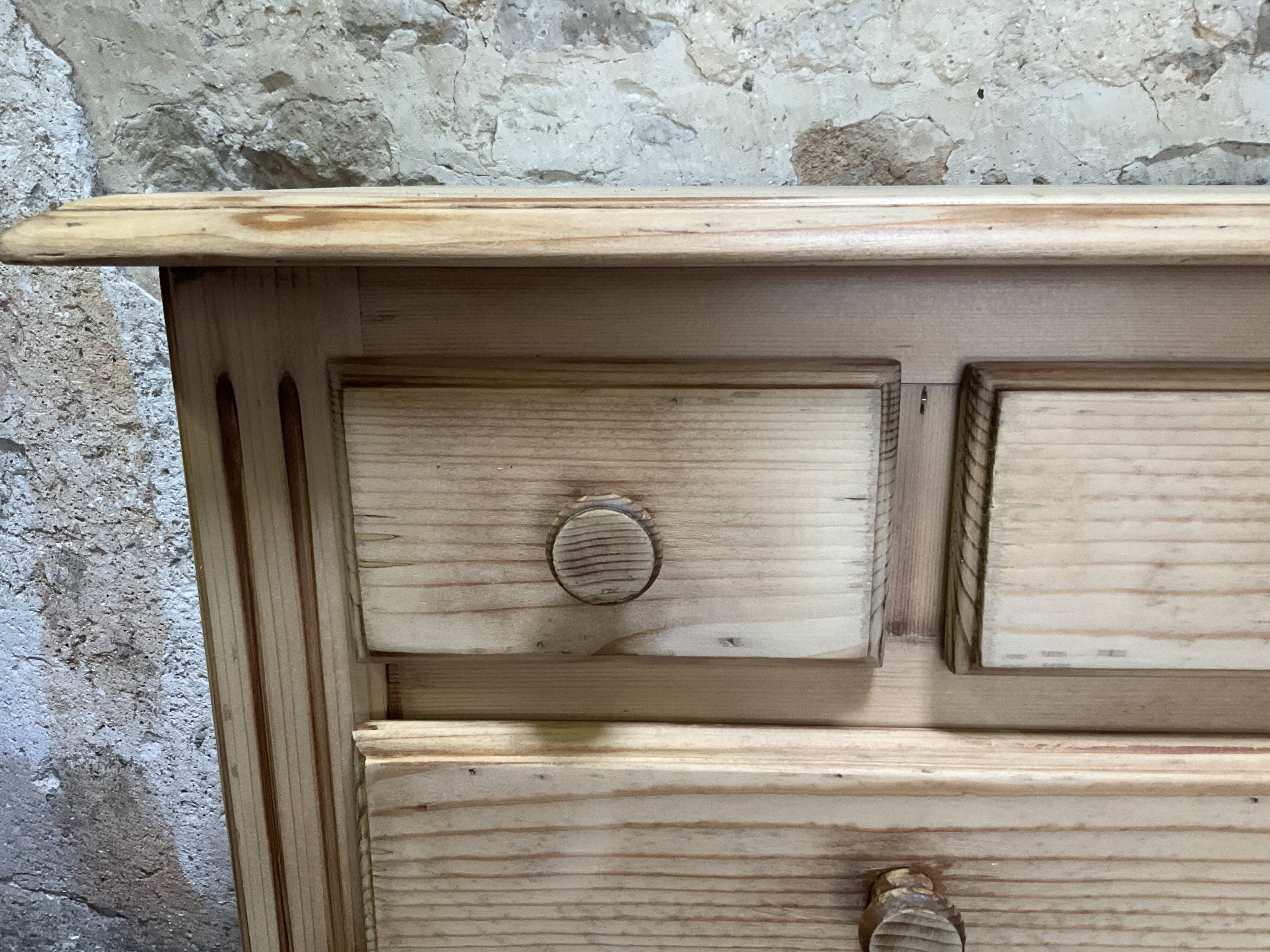 Chest of drawers light wood drawers